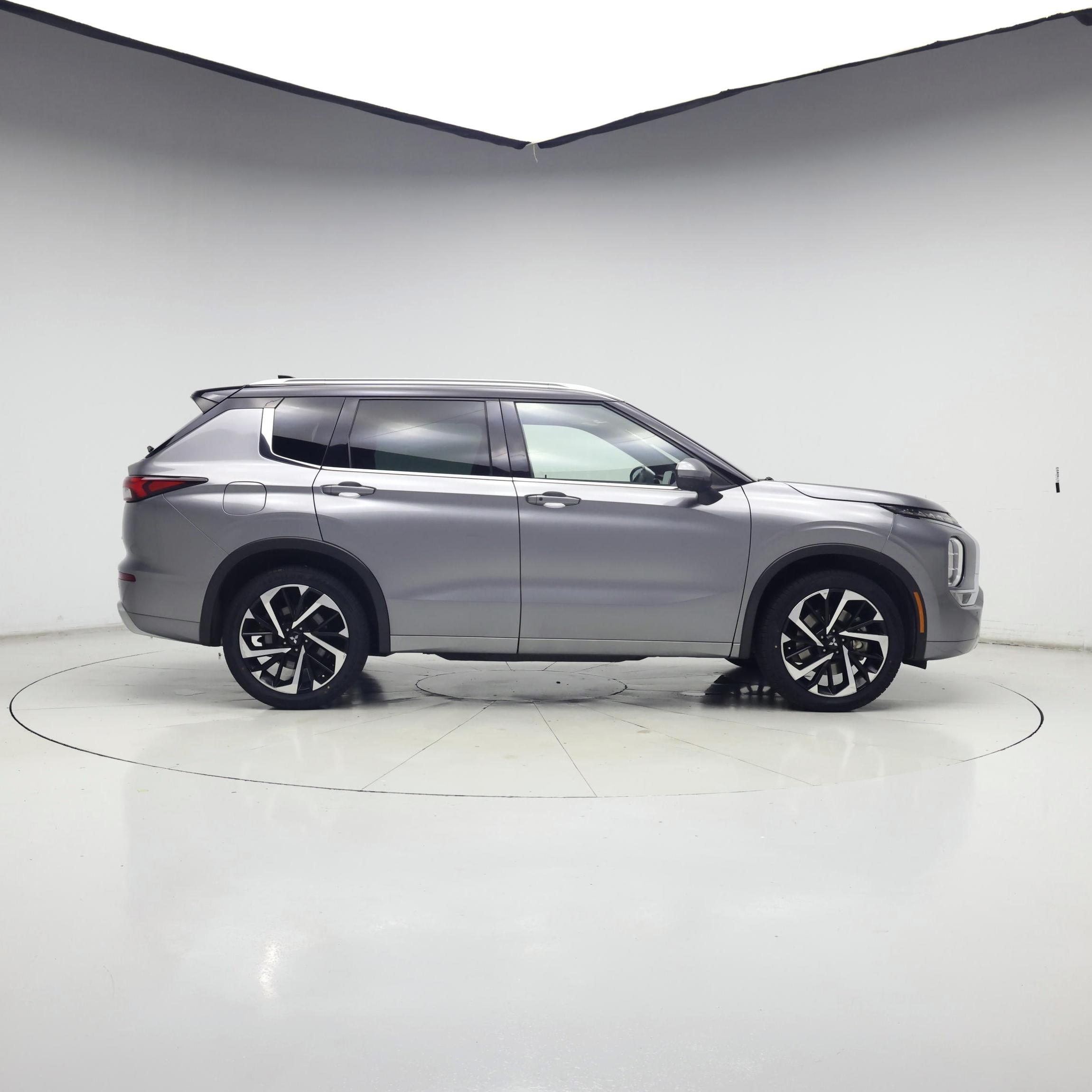 Thumbnail: 2023 Mitsubishi Outlander - 7