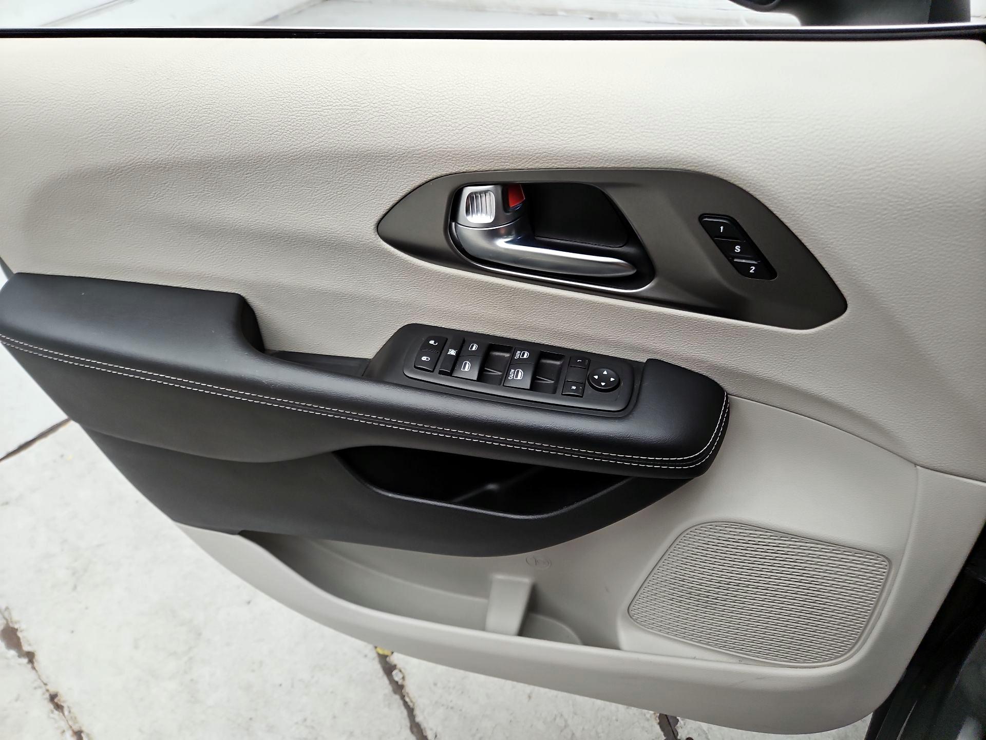 Thumbnail: 2023 Chrysler Pacifica - 12