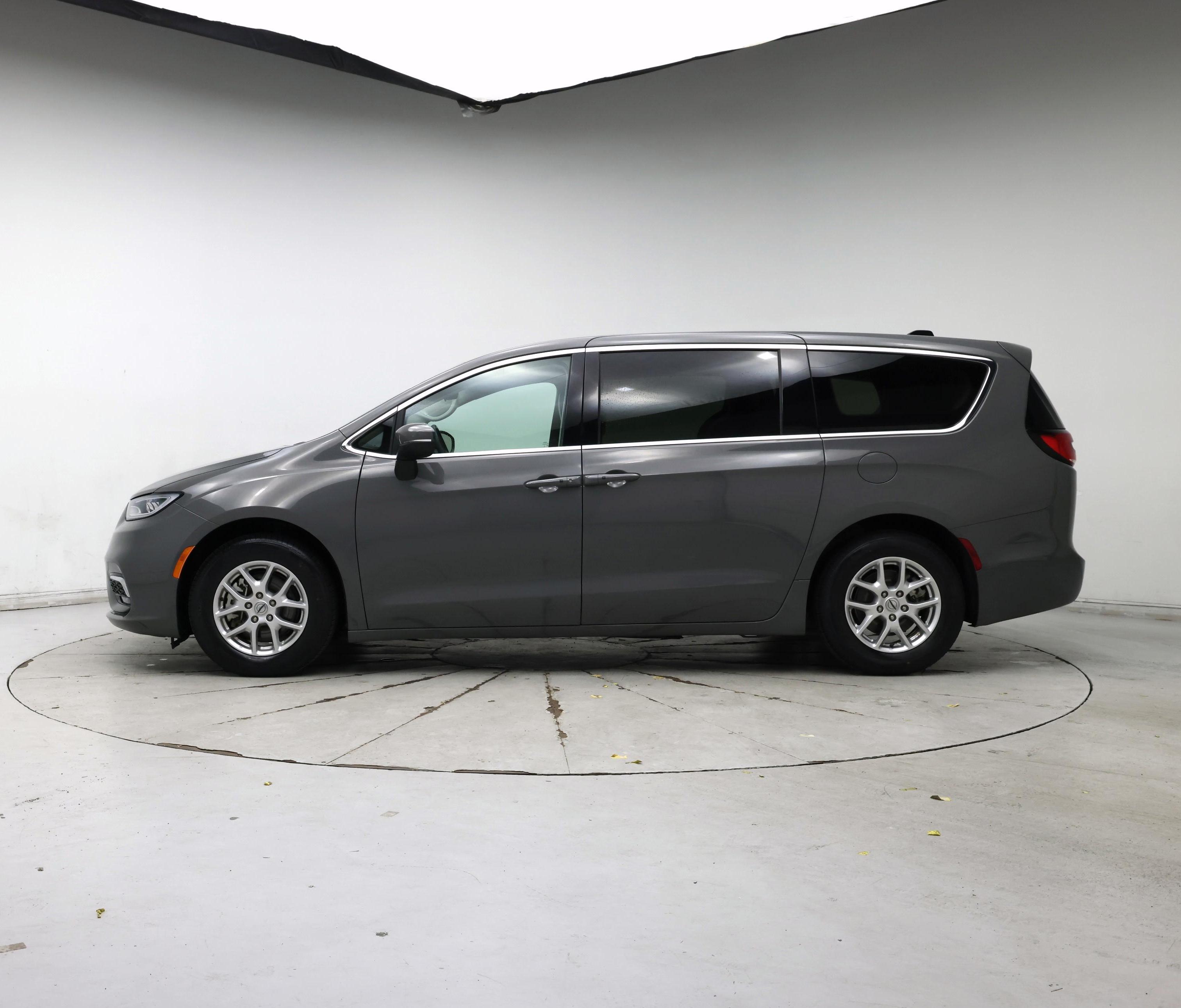 Thumbnail: 2023 Chrysler Pacifica - 3