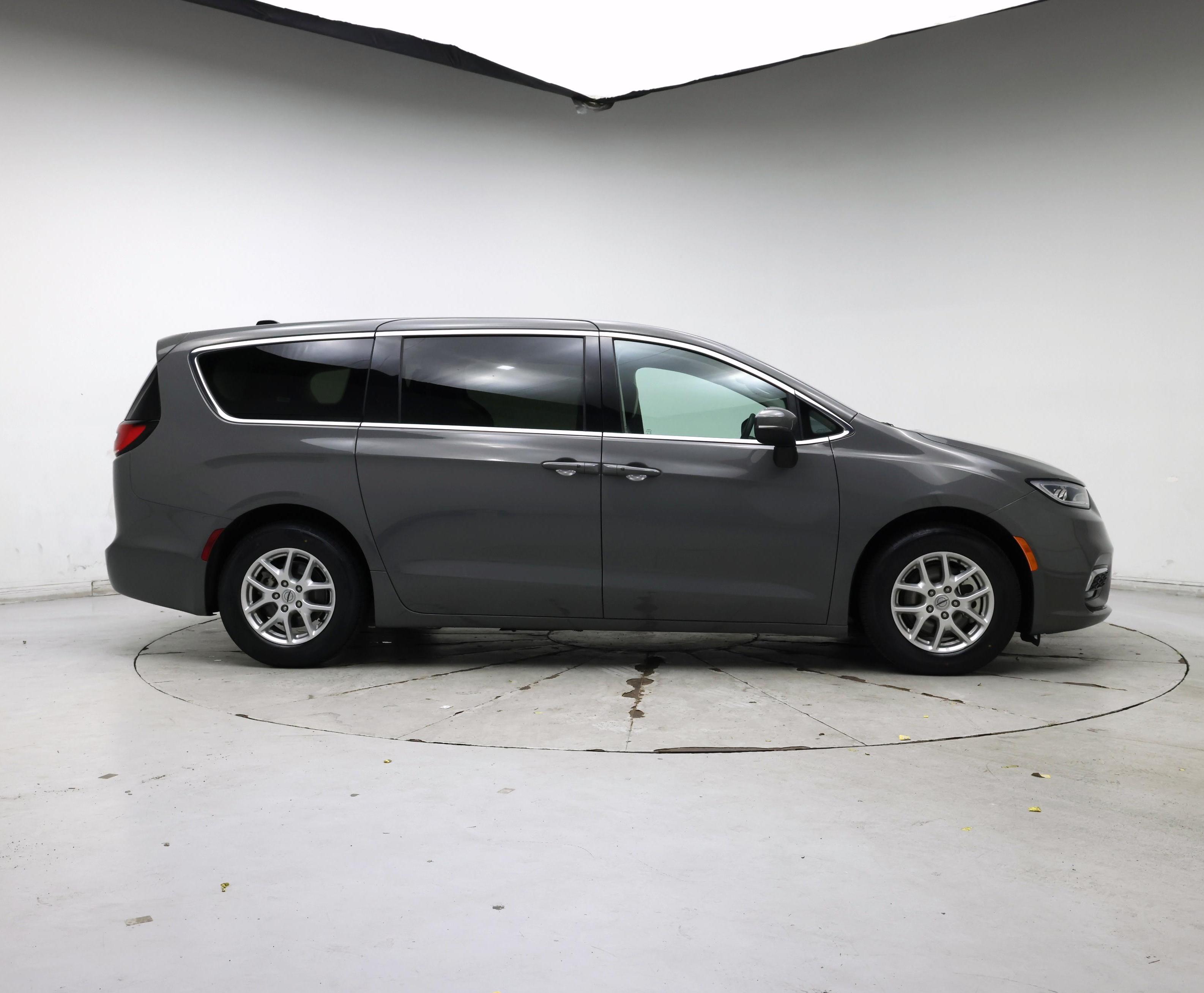 Thumbnail: 2023 Chrysler Pacifica - 7