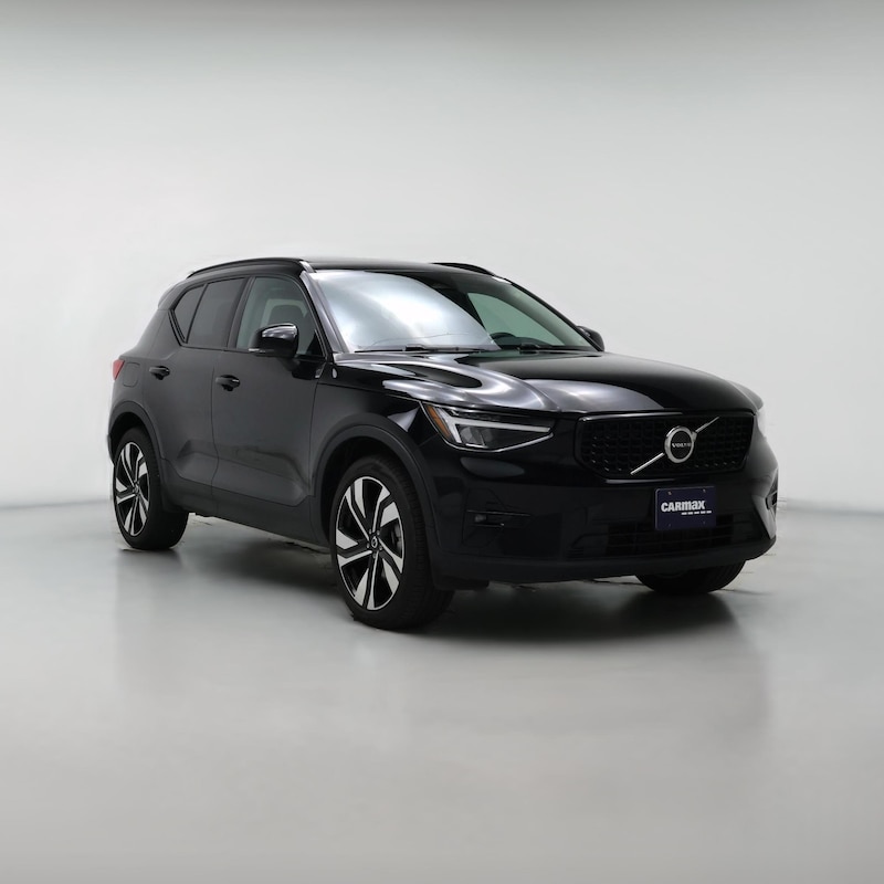 2025 Volvo XC40 B5 Plus Dark Theme