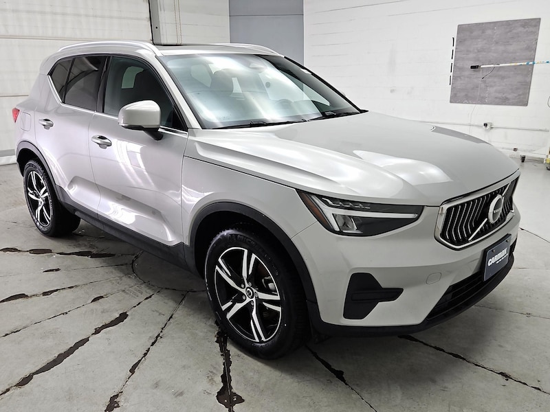 2025 Volvo XC40 B5 Core Bright Theme