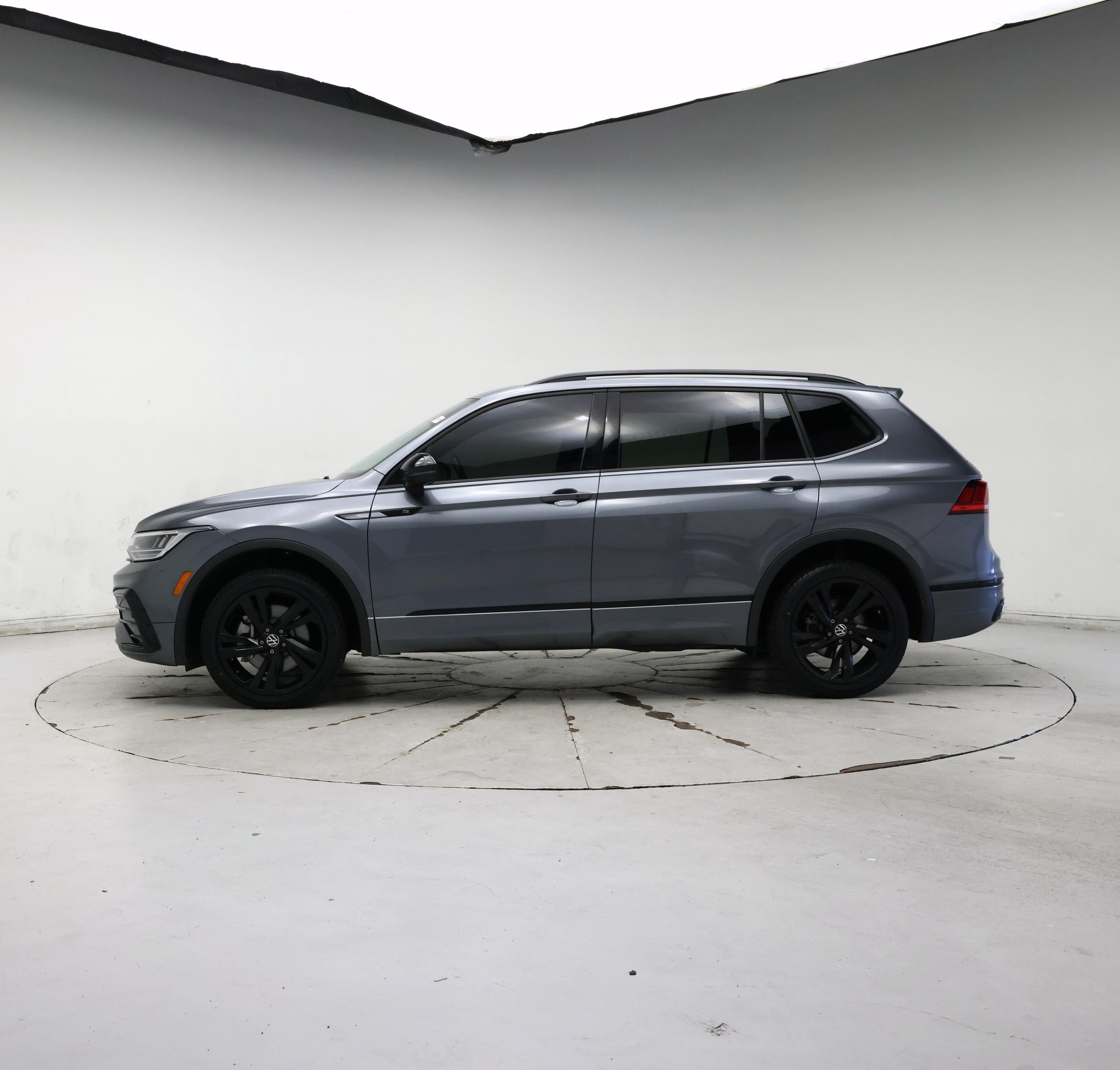 Thumbnail: 2023 Volkswagen Tiguan - 3
