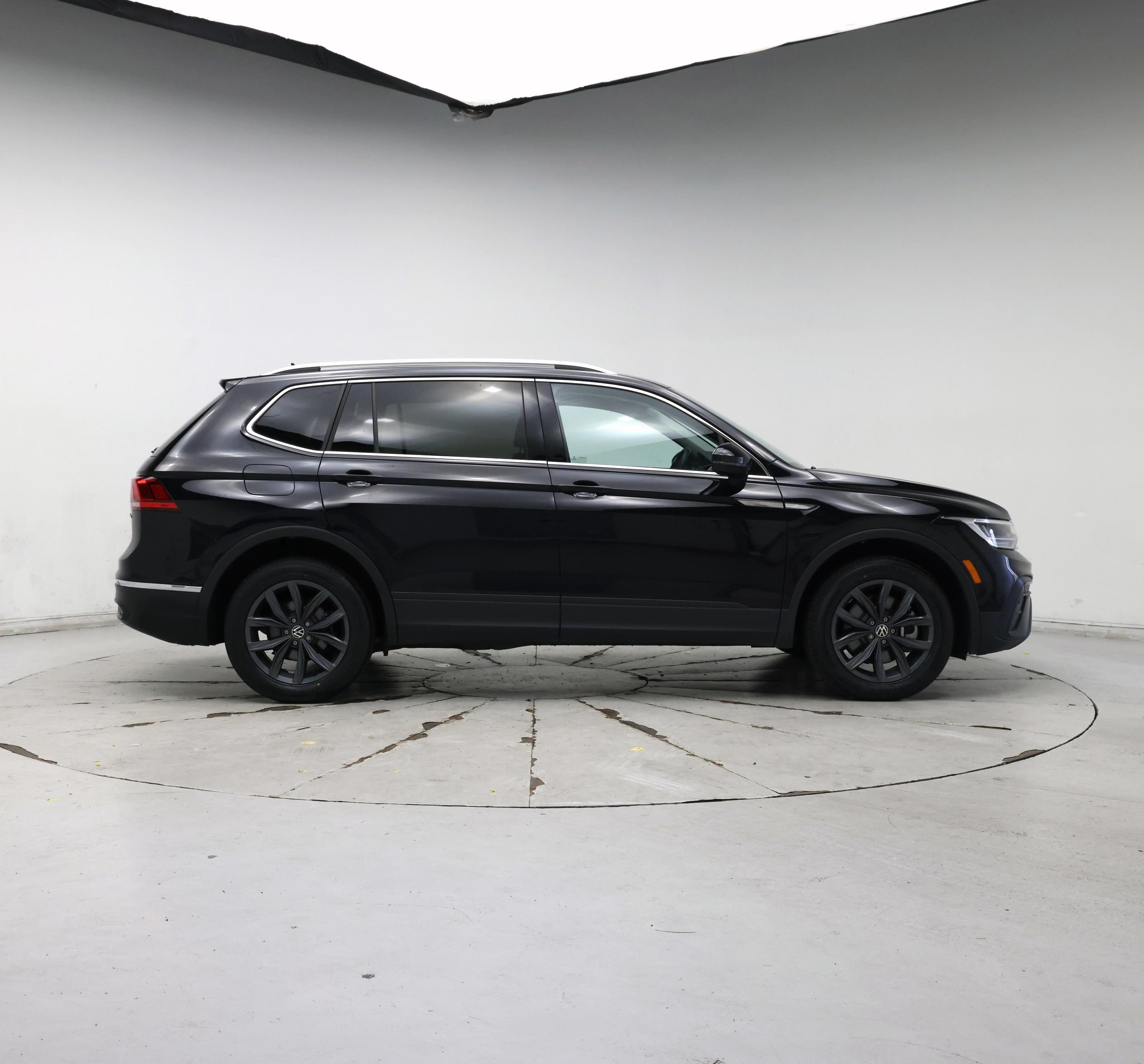 Thumbnail: 2023 Volkswagen Tiguan - 7