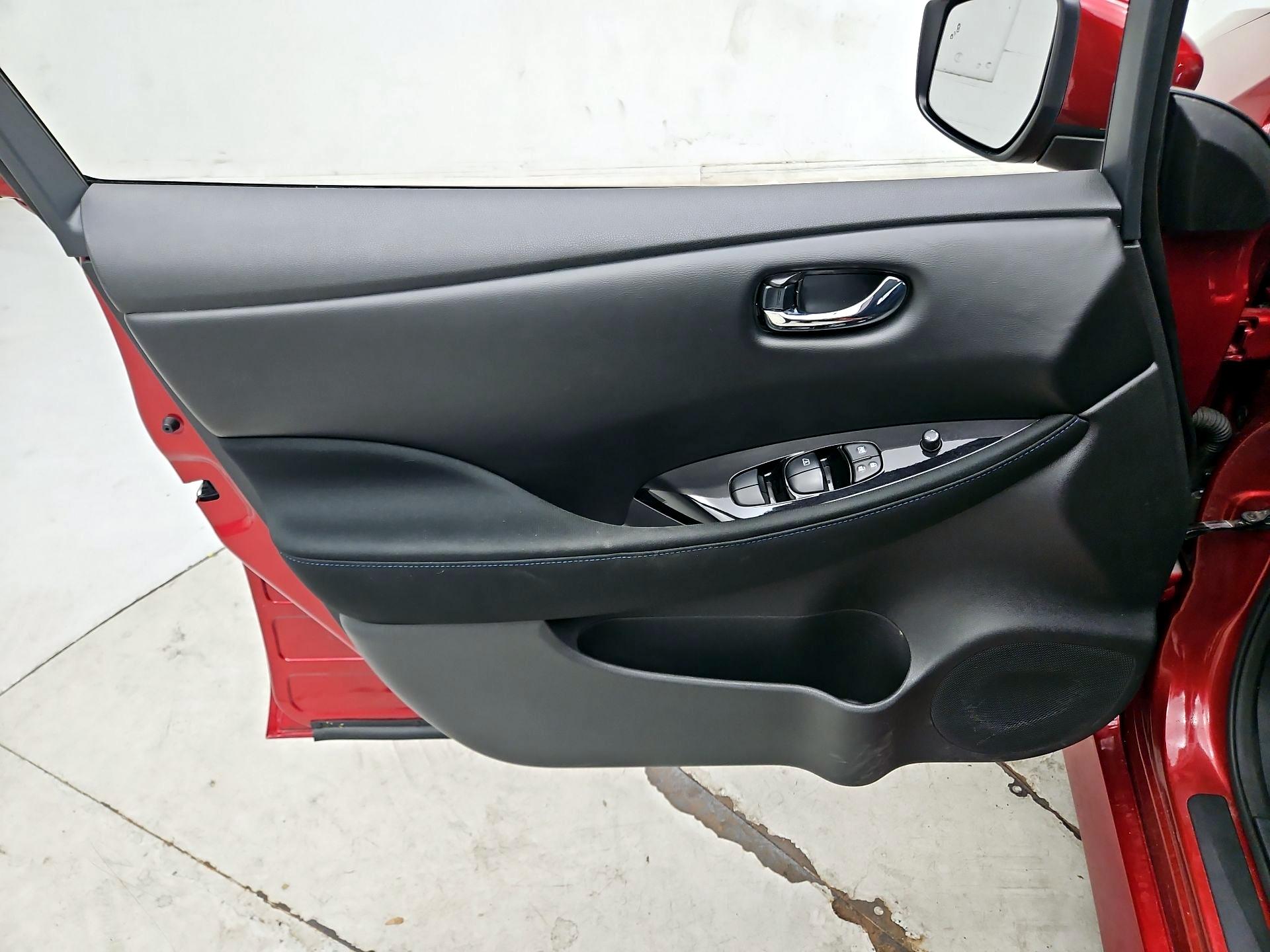 Thumbnail: 2025 Nissan Leaf - 12