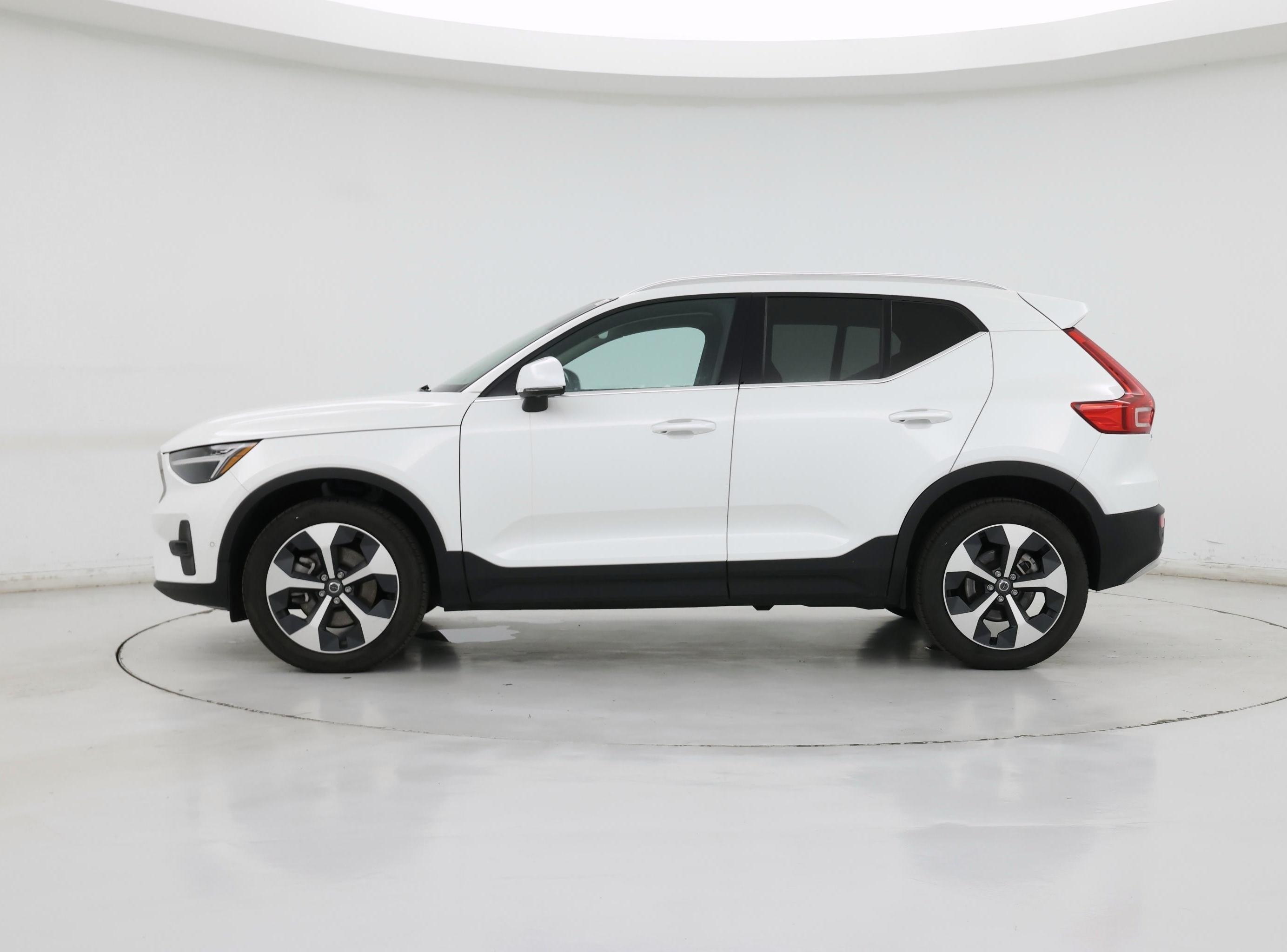 Thumbnail: 2025 Volvo XC40 - 3