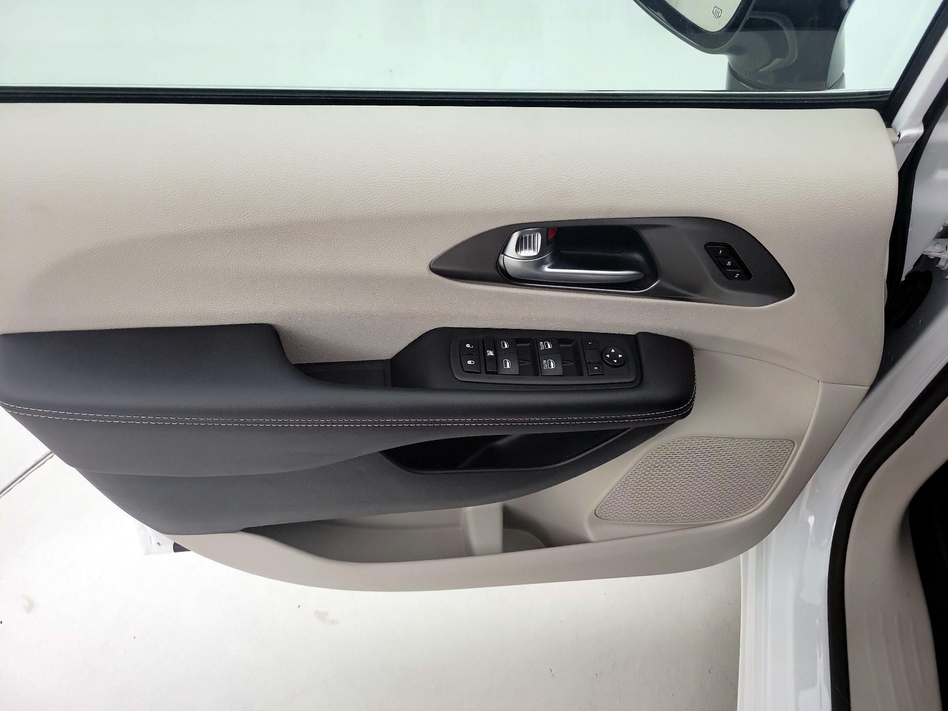 Thumbnail: 2024 Chrysler Pacifica - 12