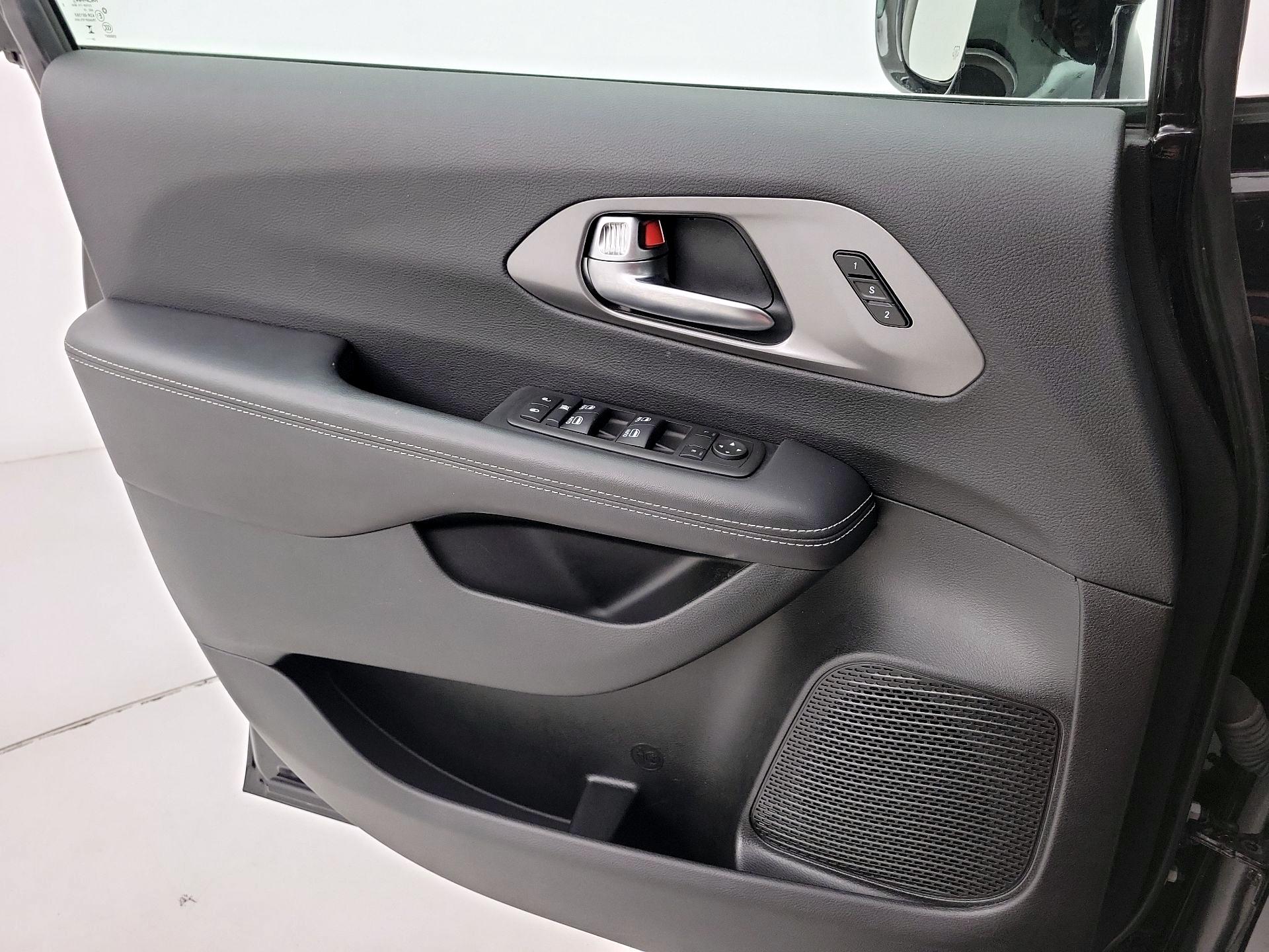 Thumbnail: 2025 Chrysler Pacifica - 12