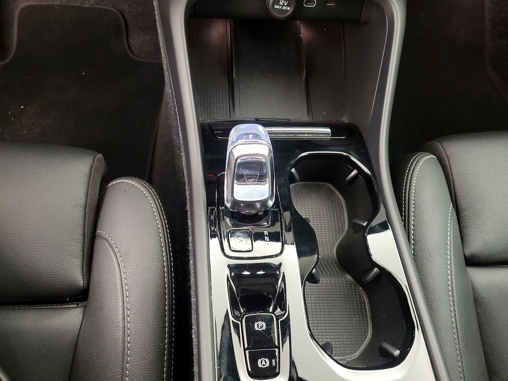 Thumbnail: 2025 Volvo XC40 - 18