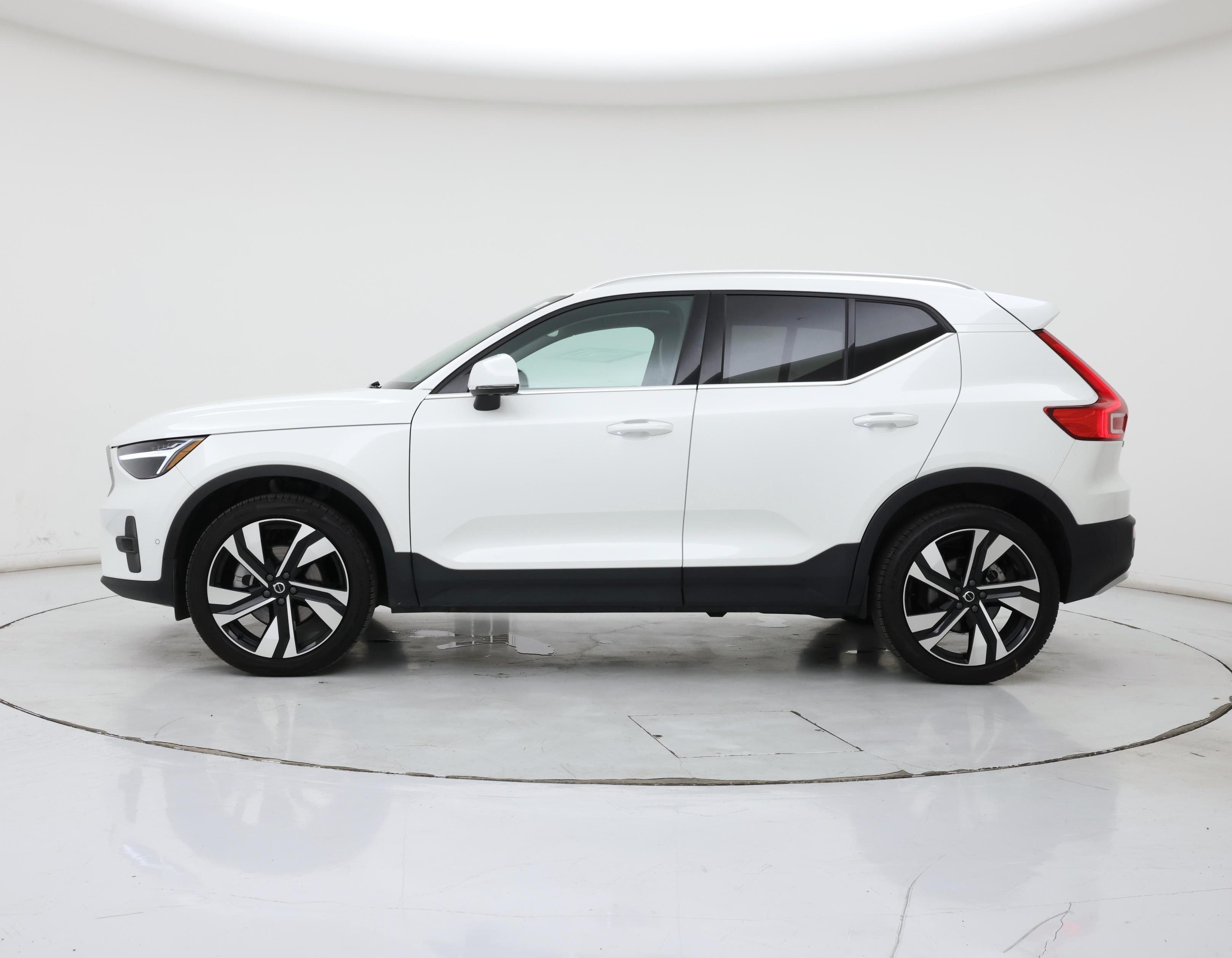 Thumbnail: 2025 Volvo XC40 - 3