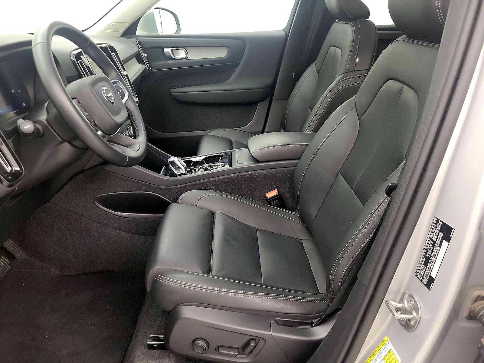 2025 Volvo XC40 Plus - Photo 12