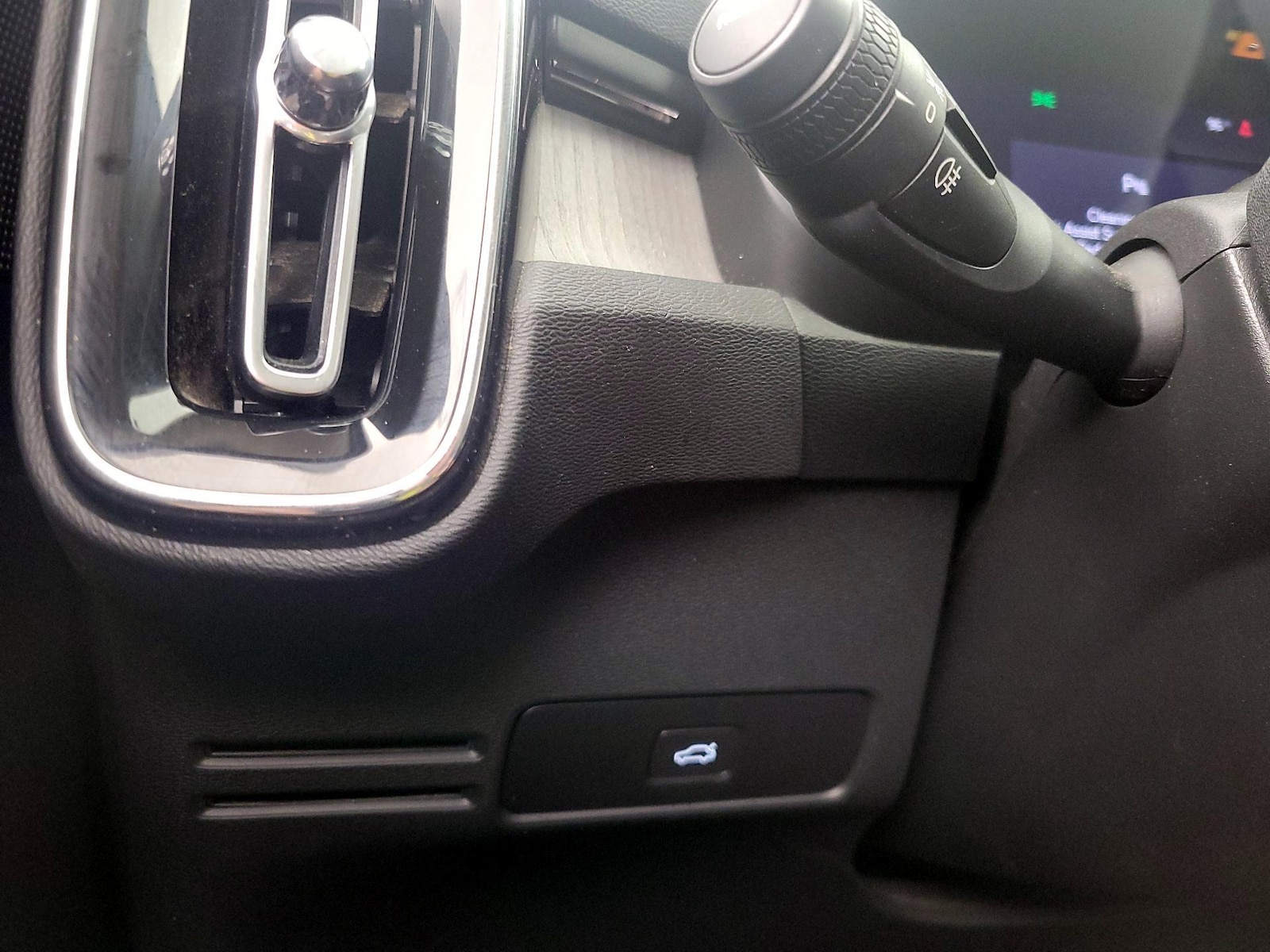 2025 Volvo XC40 Plus - Photo 14