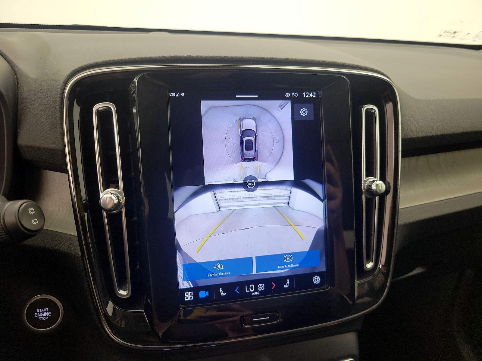 2025 Volvo XC40 Plus - Photo 16