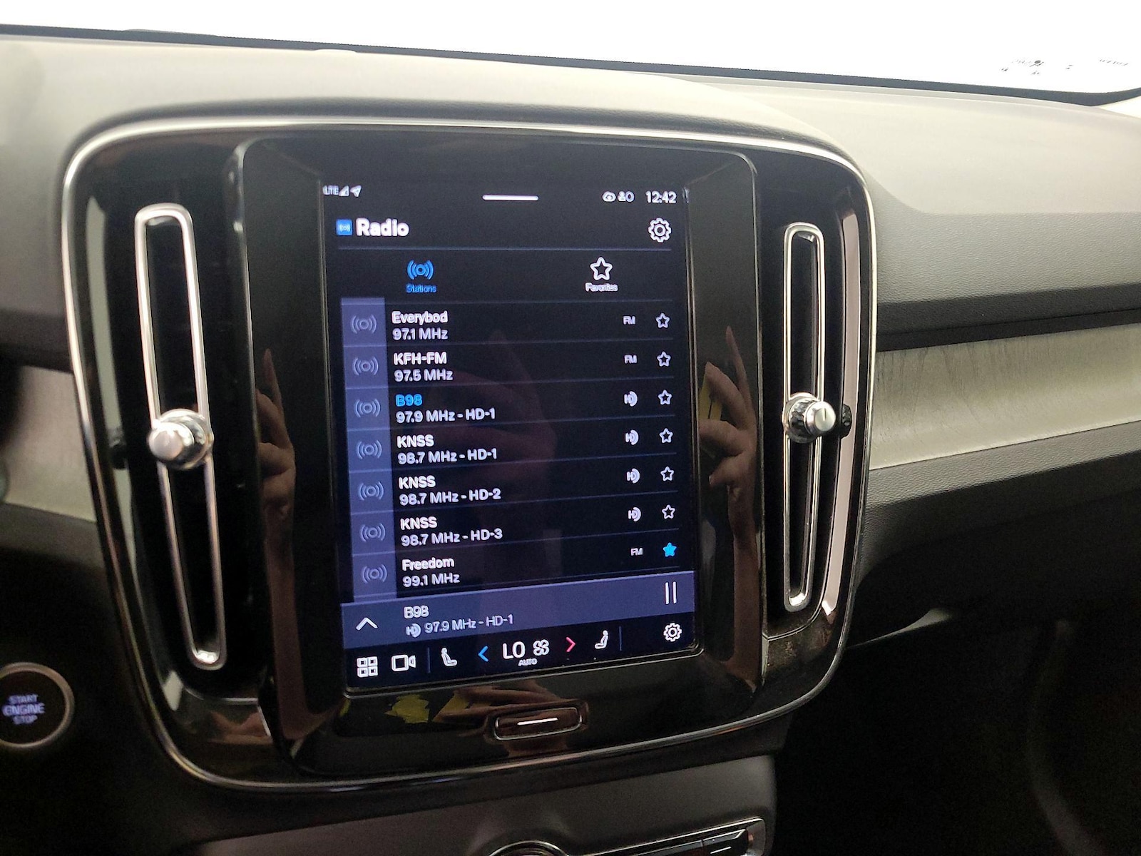 2025 Volvo XC40 Plus - Photo 17