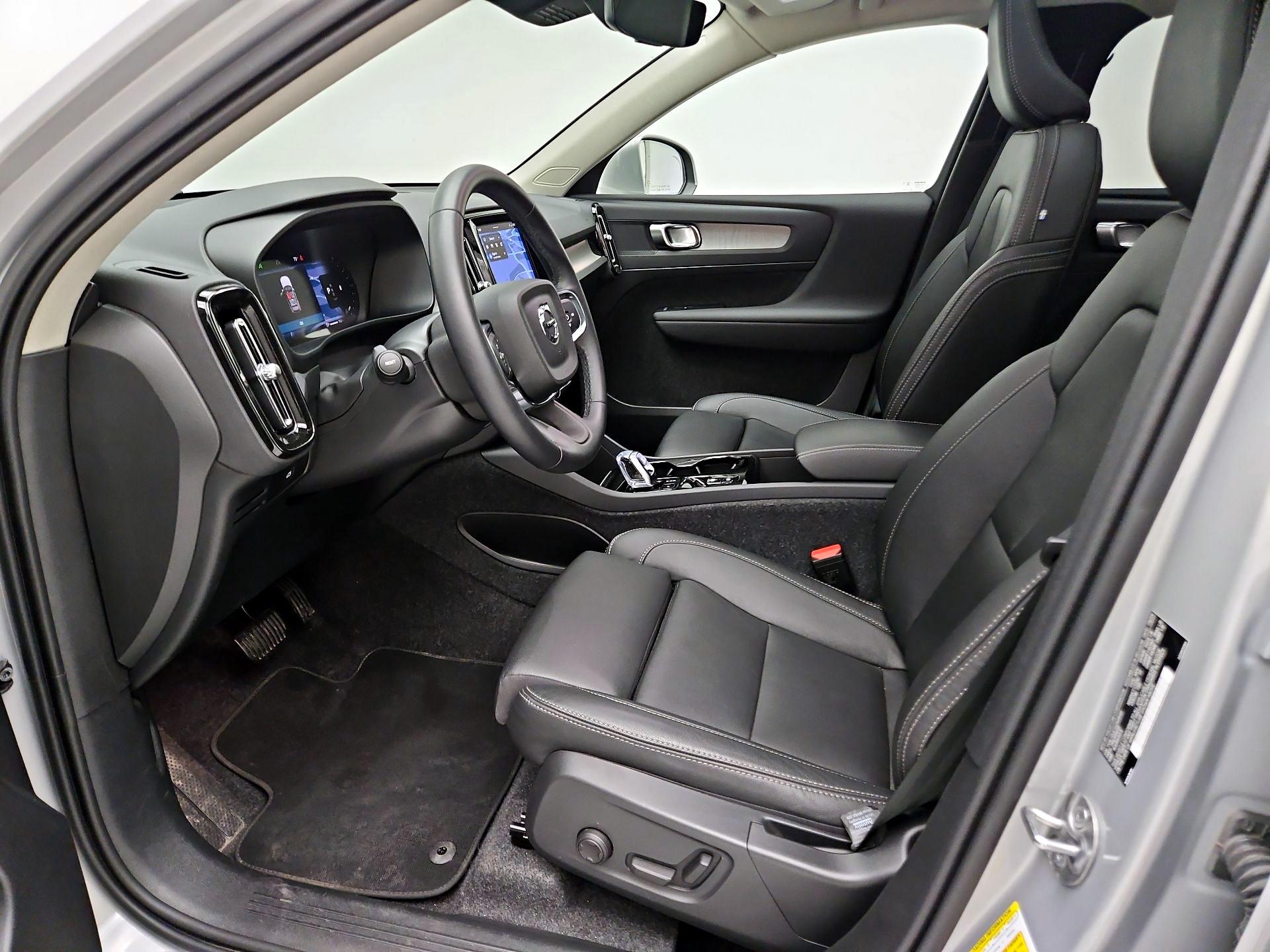 Thumbnail: 2025 Volvo XC40 - 11