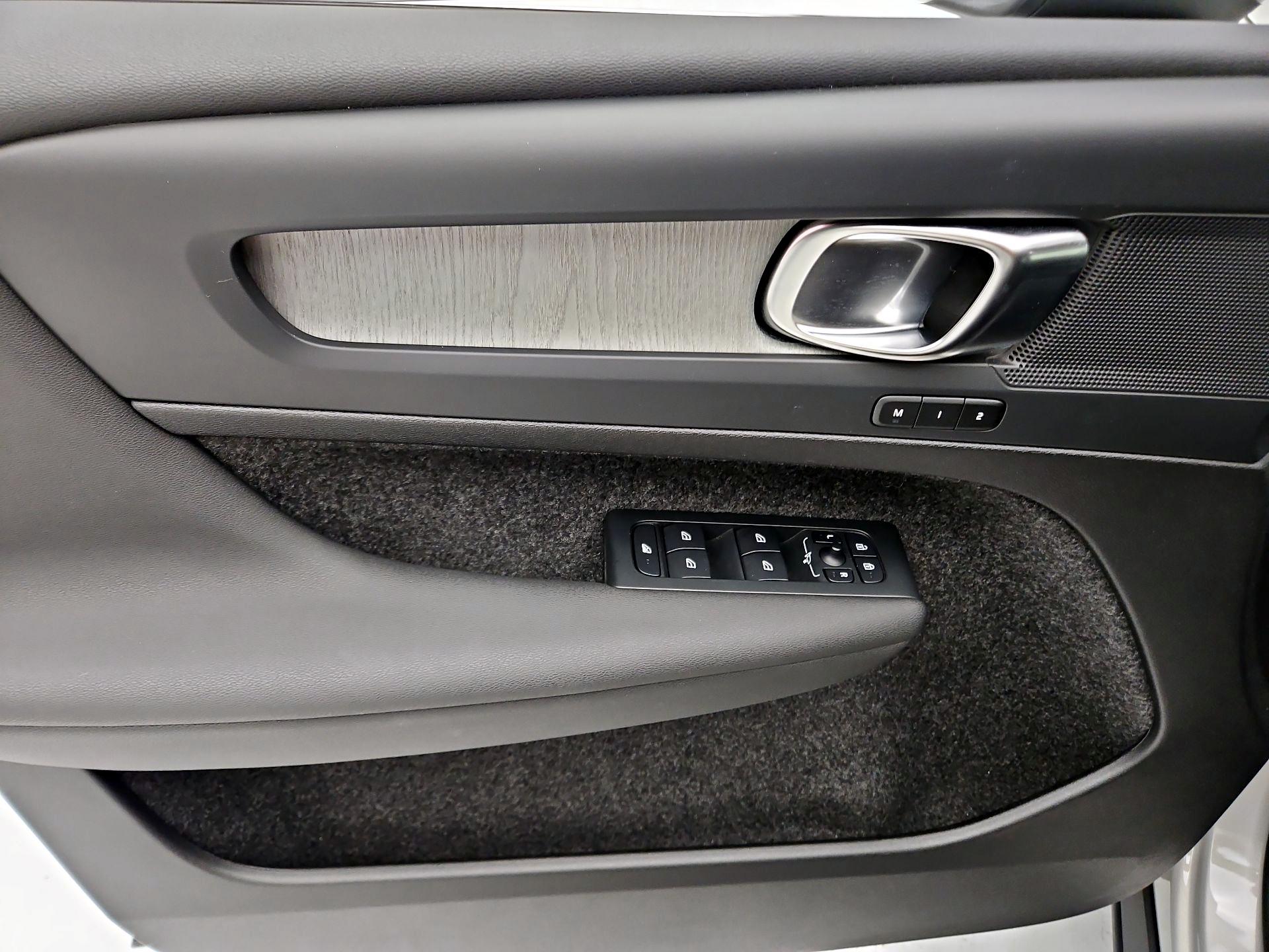 Thumbnail: 2025 Volvo XC40 - 12