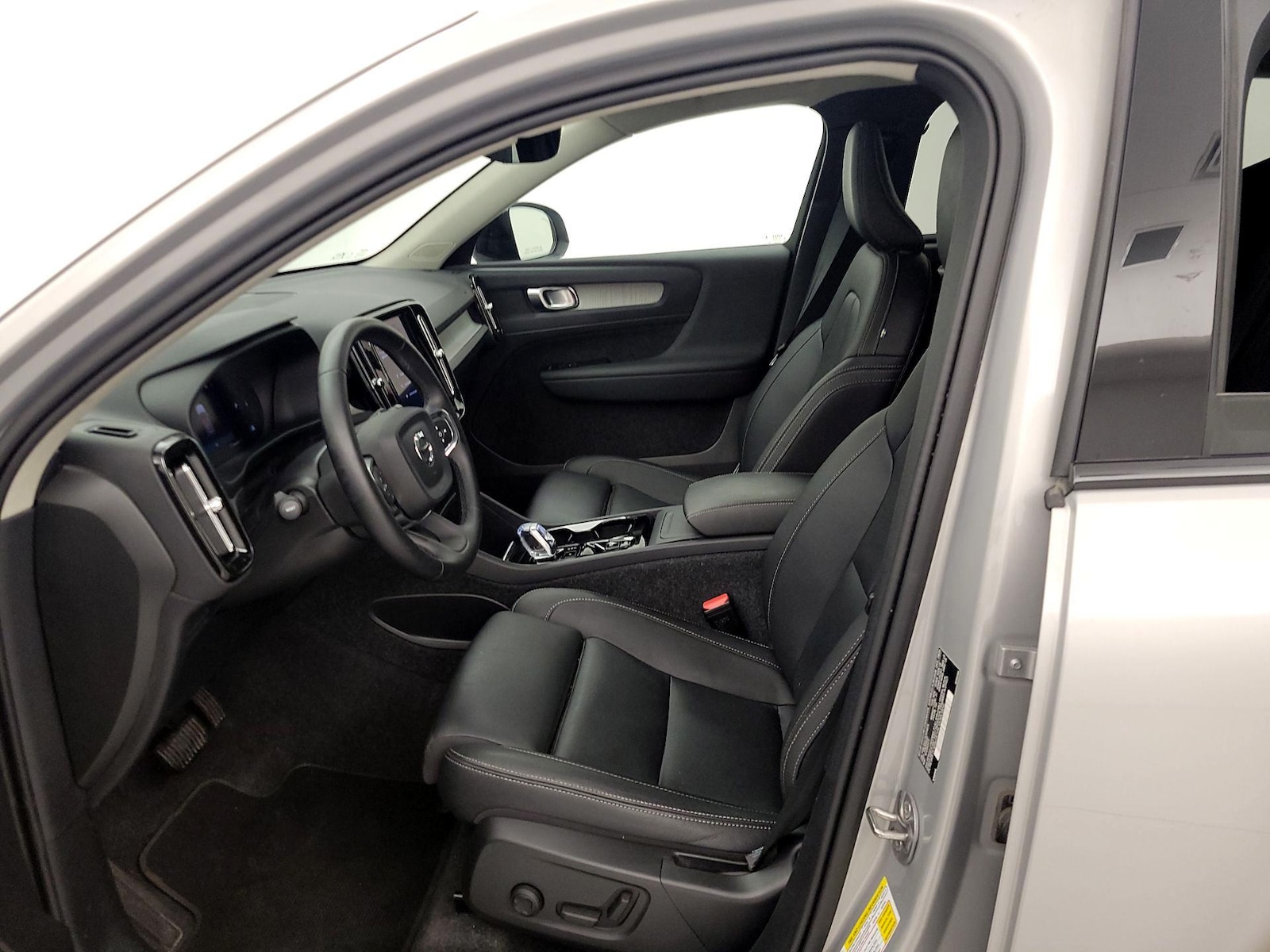 2025 Volvo XC40 Plus - Photo 12