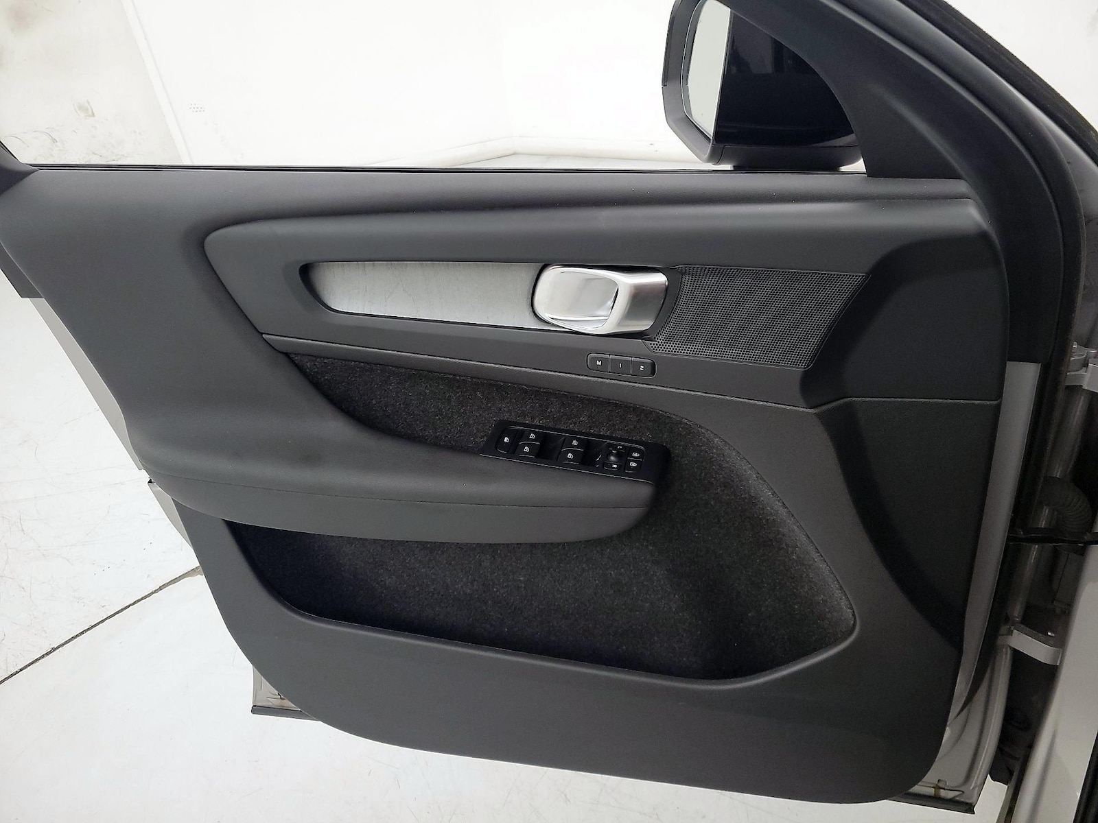 2025 Volvo XC40 Plus - Photo 13