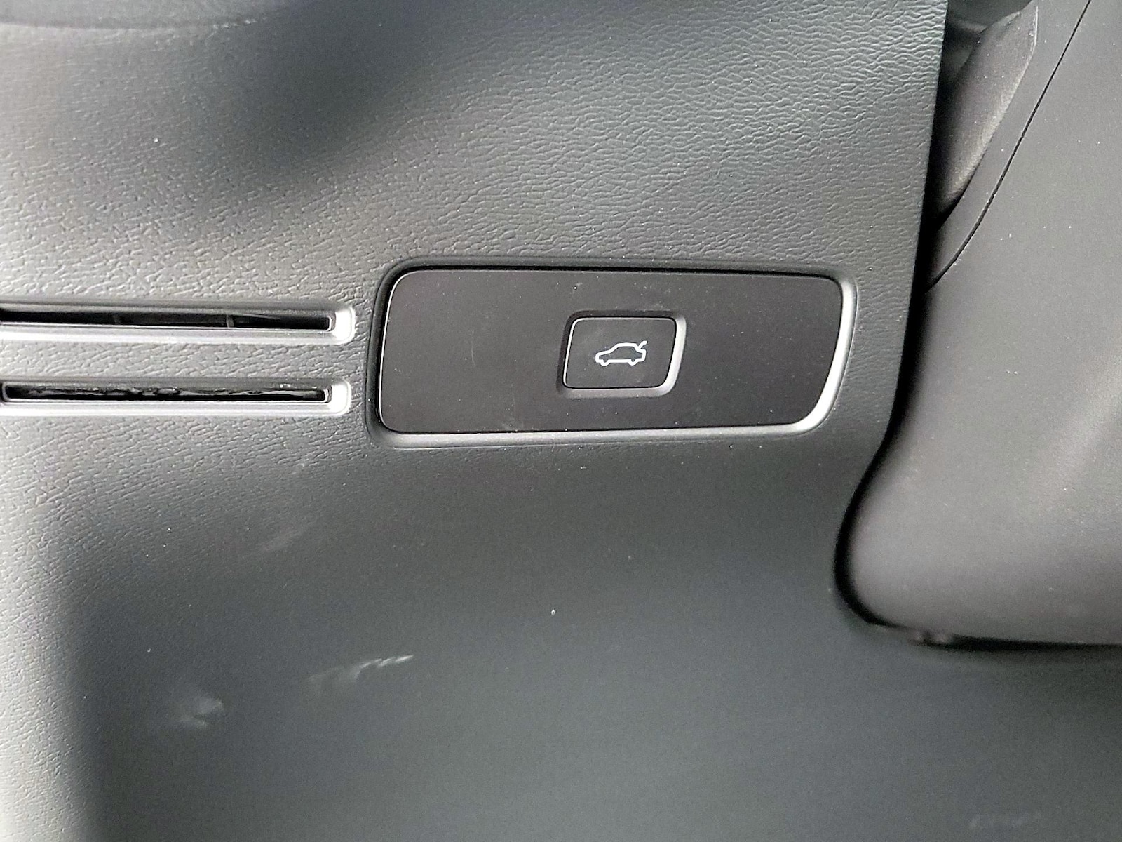 2025 Volvo XC40 Plus - Photo 14