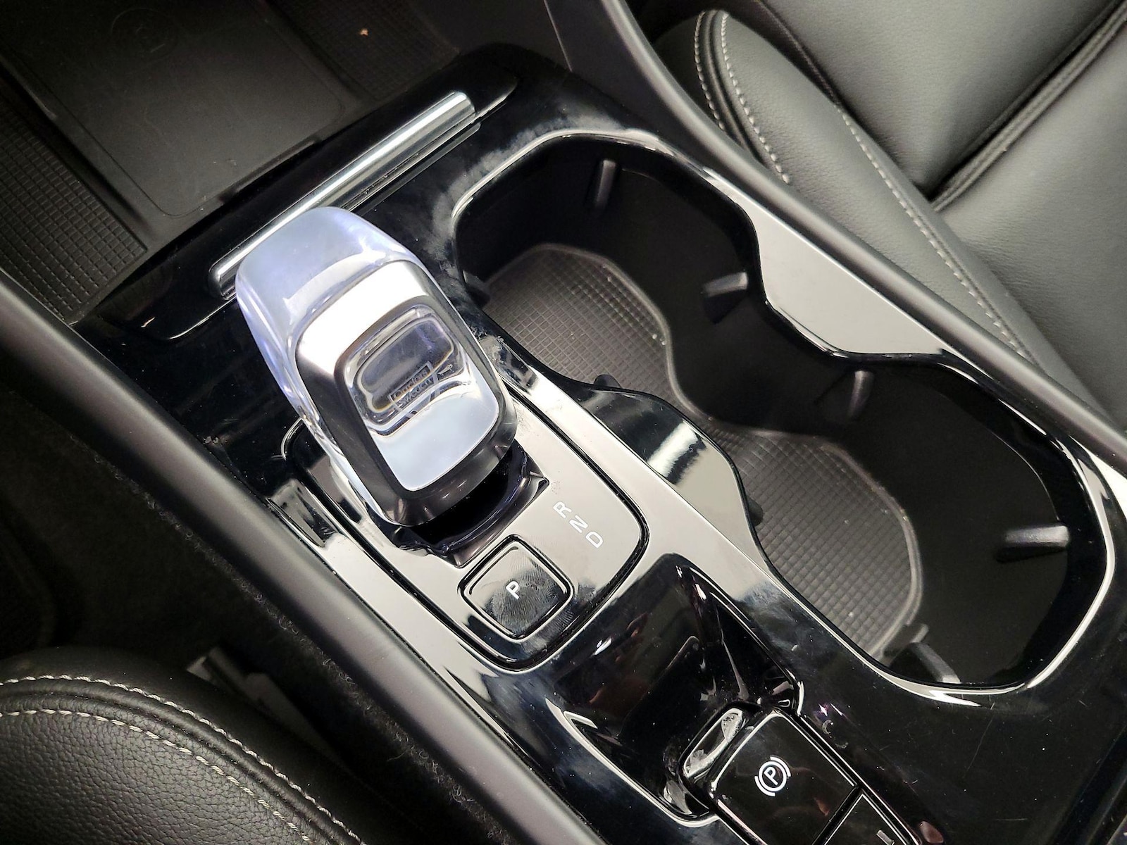 2025 Volvo XC40 Plus - Photo 18
