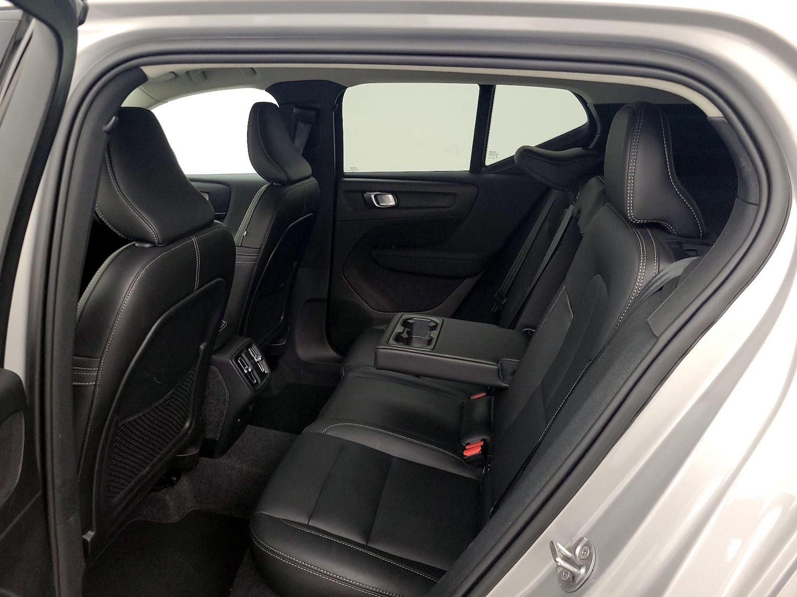 2025 Volvo XC40 Plus - Photo 21