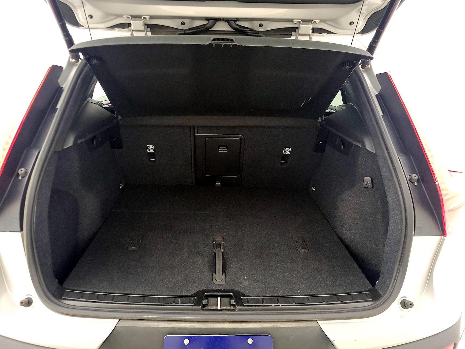 2025 Volvo XC40 Plus - Photo 22