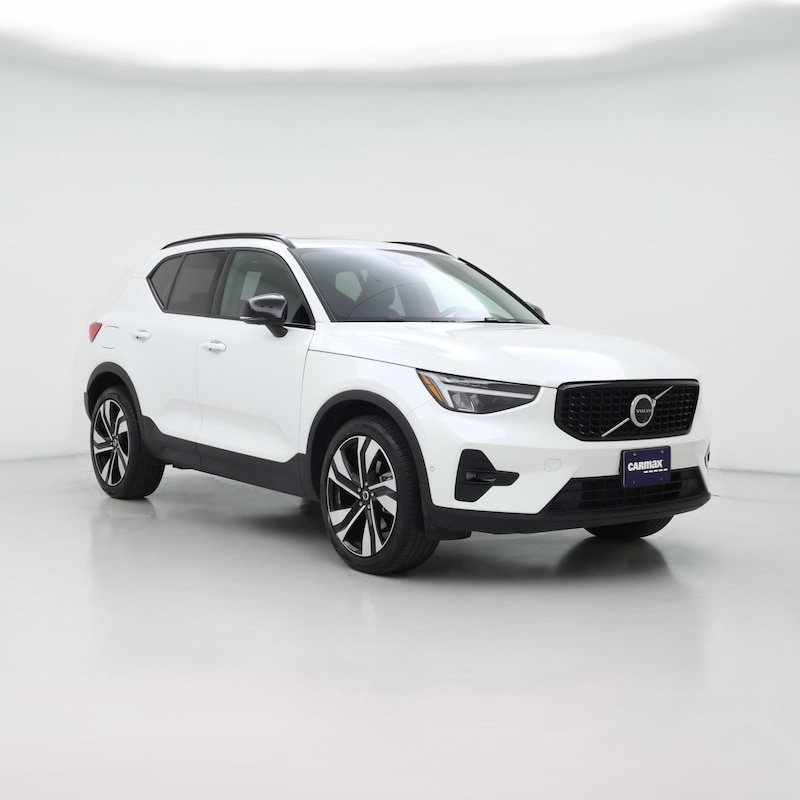 2025 Volvo XC40 B5 Plus Dark Theme