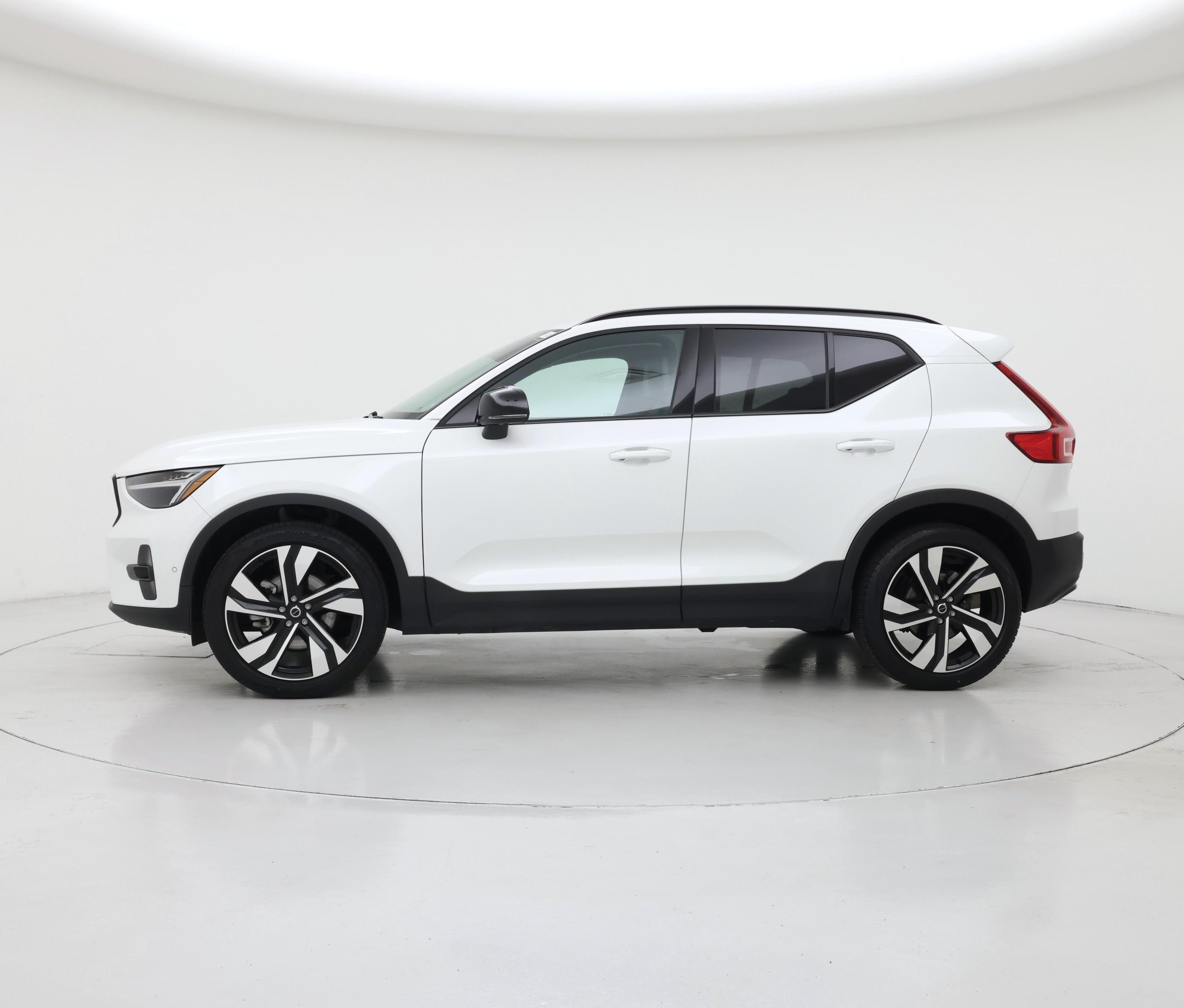 Thumbnail: 2025 Volvo XC40 - 3