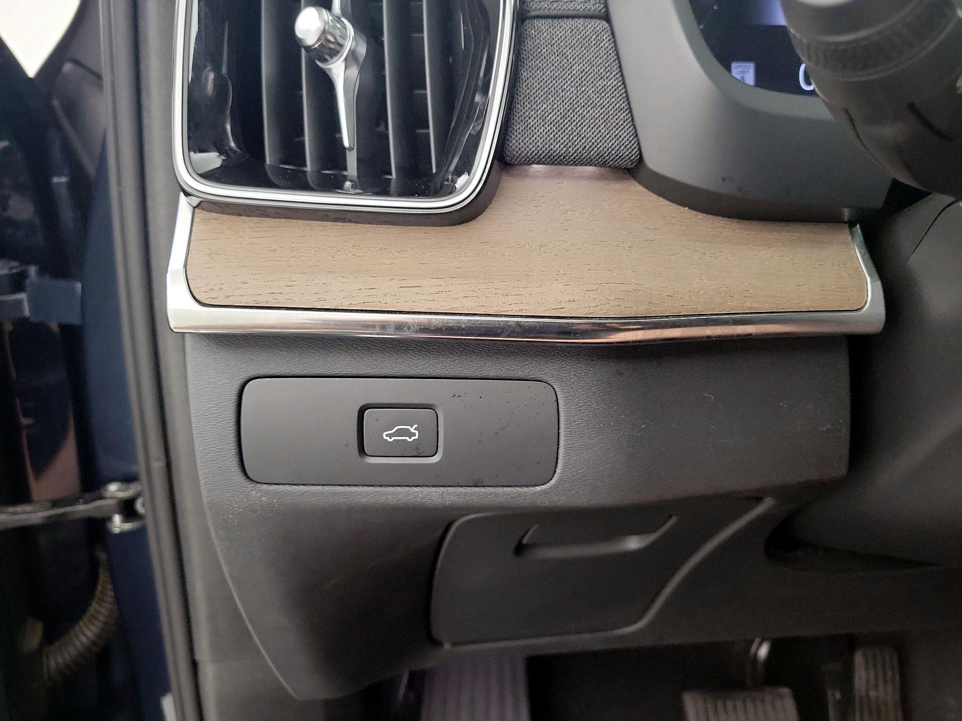 Thumbnail: 2025 Volvo XC90 - 13