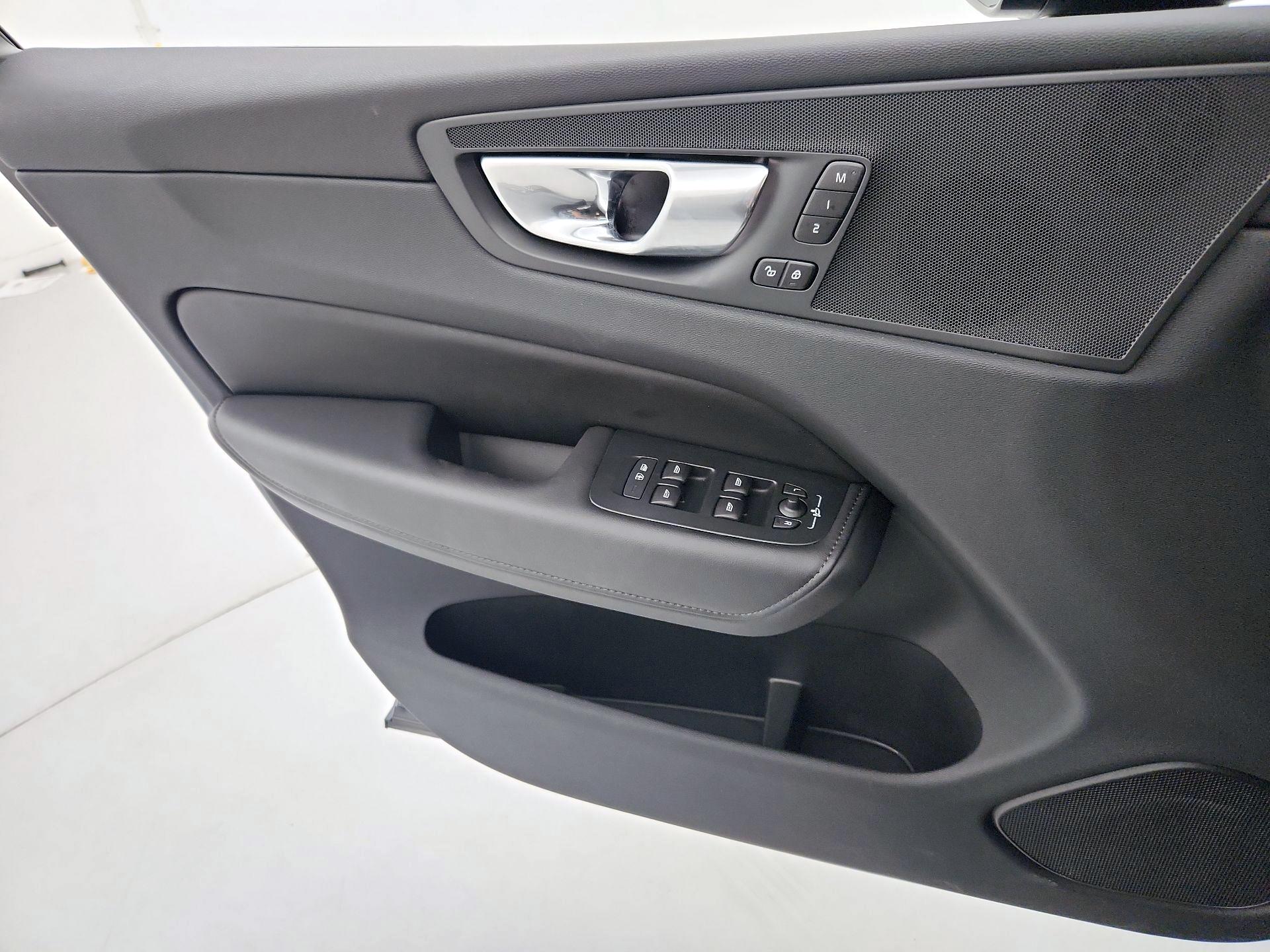 Thumbnail: 2025 Volvo XC60 - 12