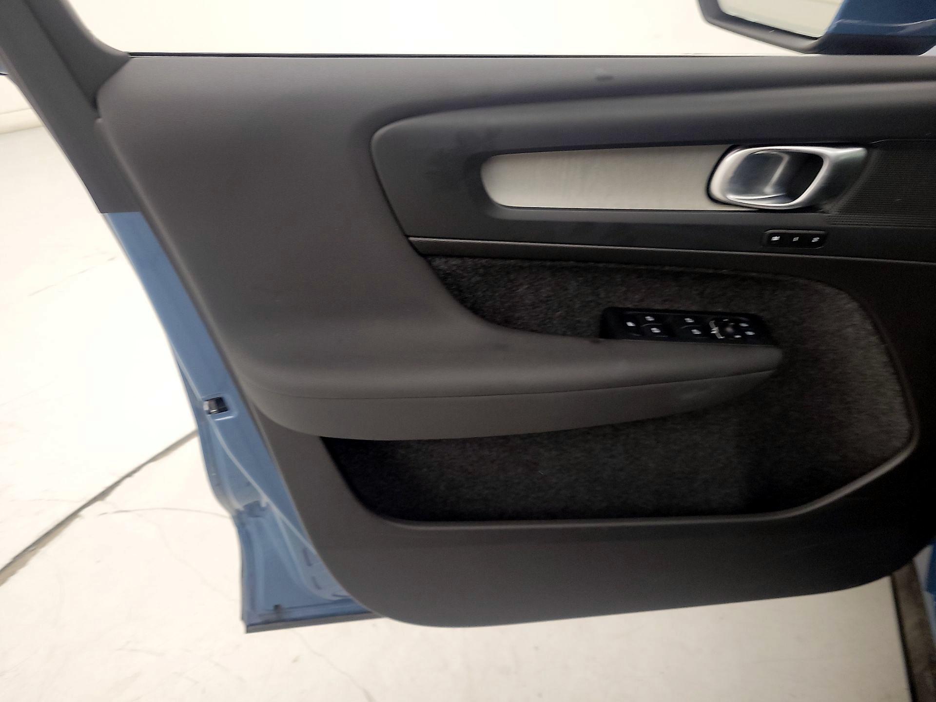 Thumbnail: 2025 Volvo XC40 - 12