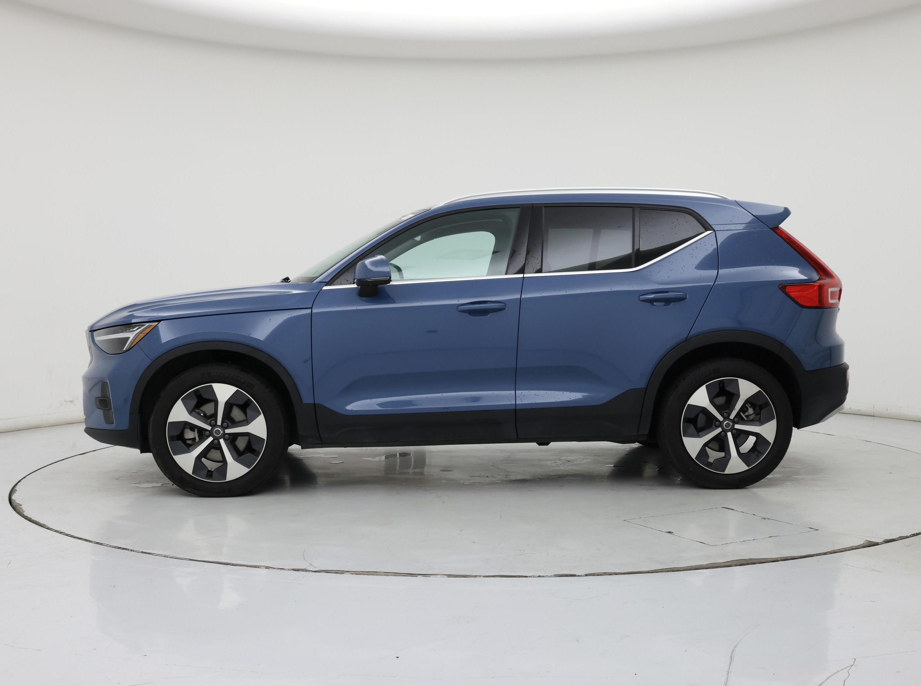 Thumbnail: 2025 Volvo XC40 - 3