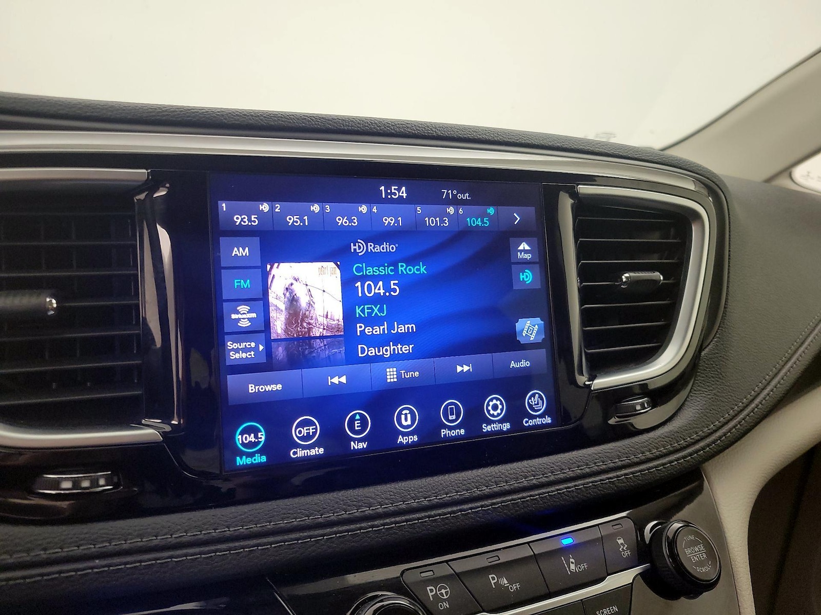 2020 Chrysler Pacifica Hybrid Limited - Photo 17
