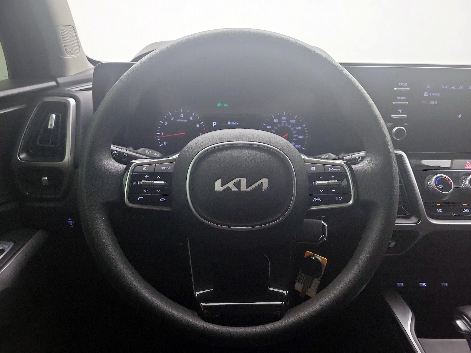 2023 Kia Sorento LX - Photo 11