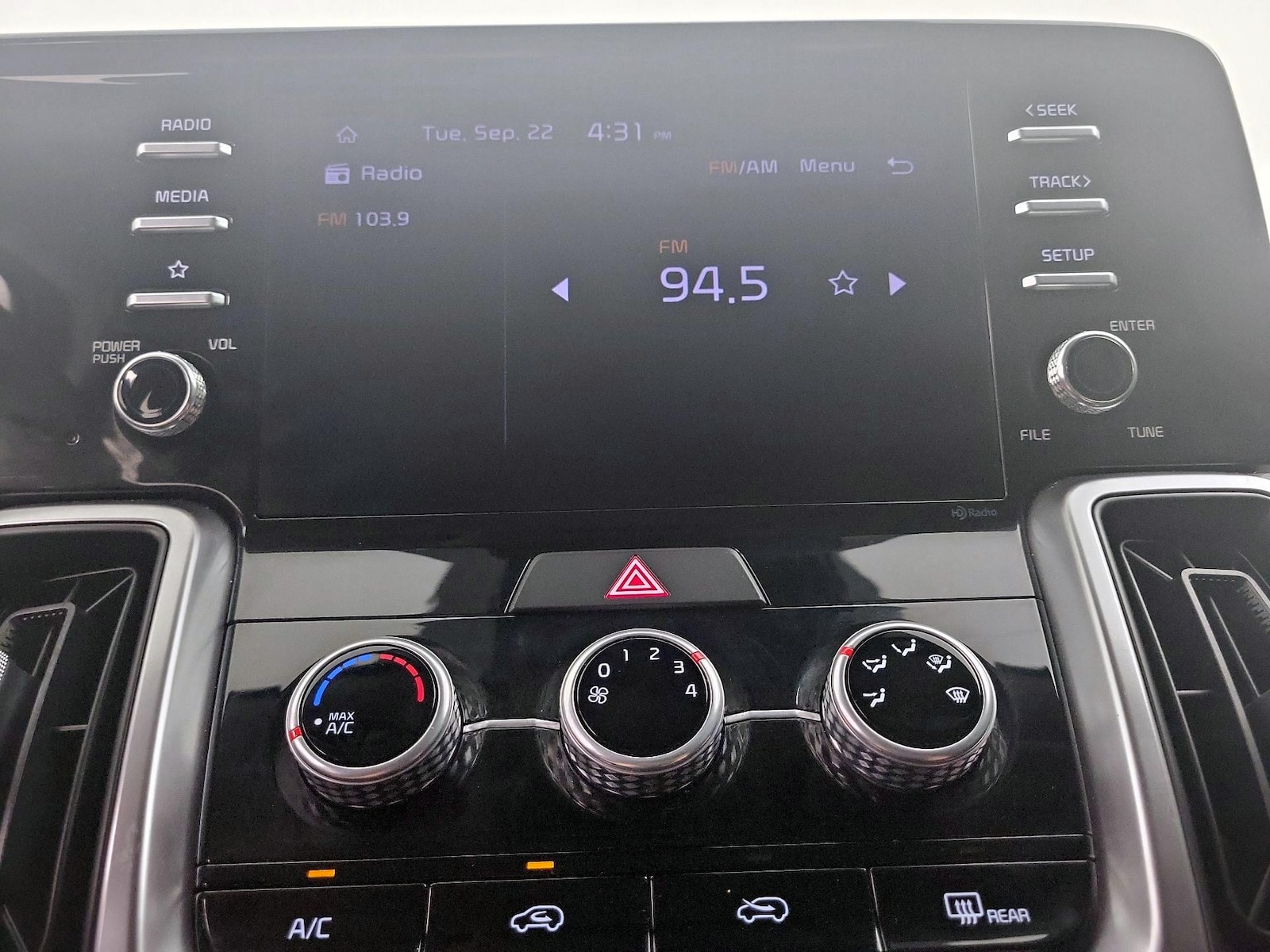 2023 Kia Sorento LX - Photo 16