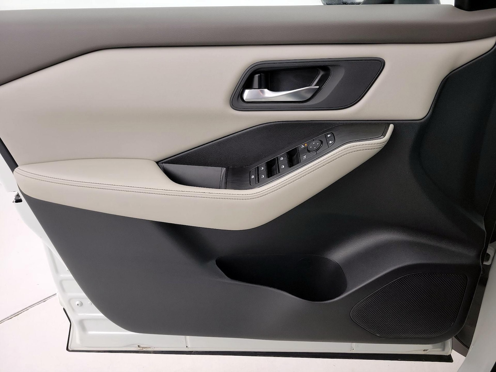 2025 Nissan Rogue SV - Photo 13