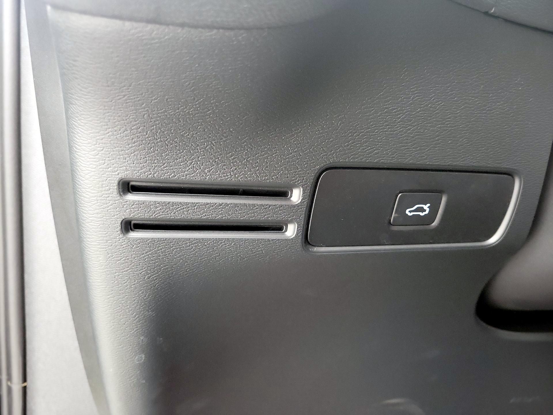 Thumbnail: 2025 Volvo XC40 - 13