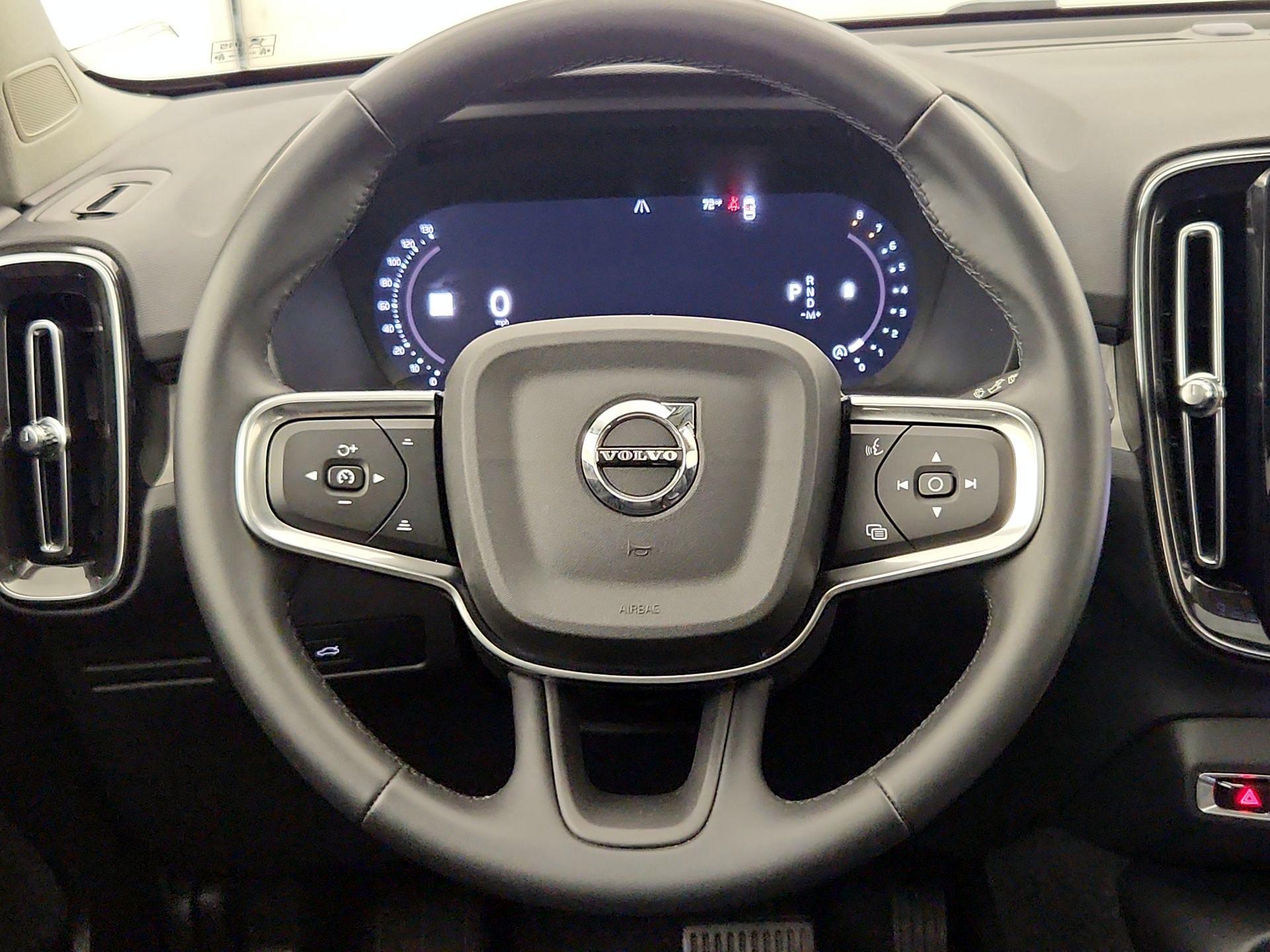 Thumbnail: 2025 Volvo XC40 - 10