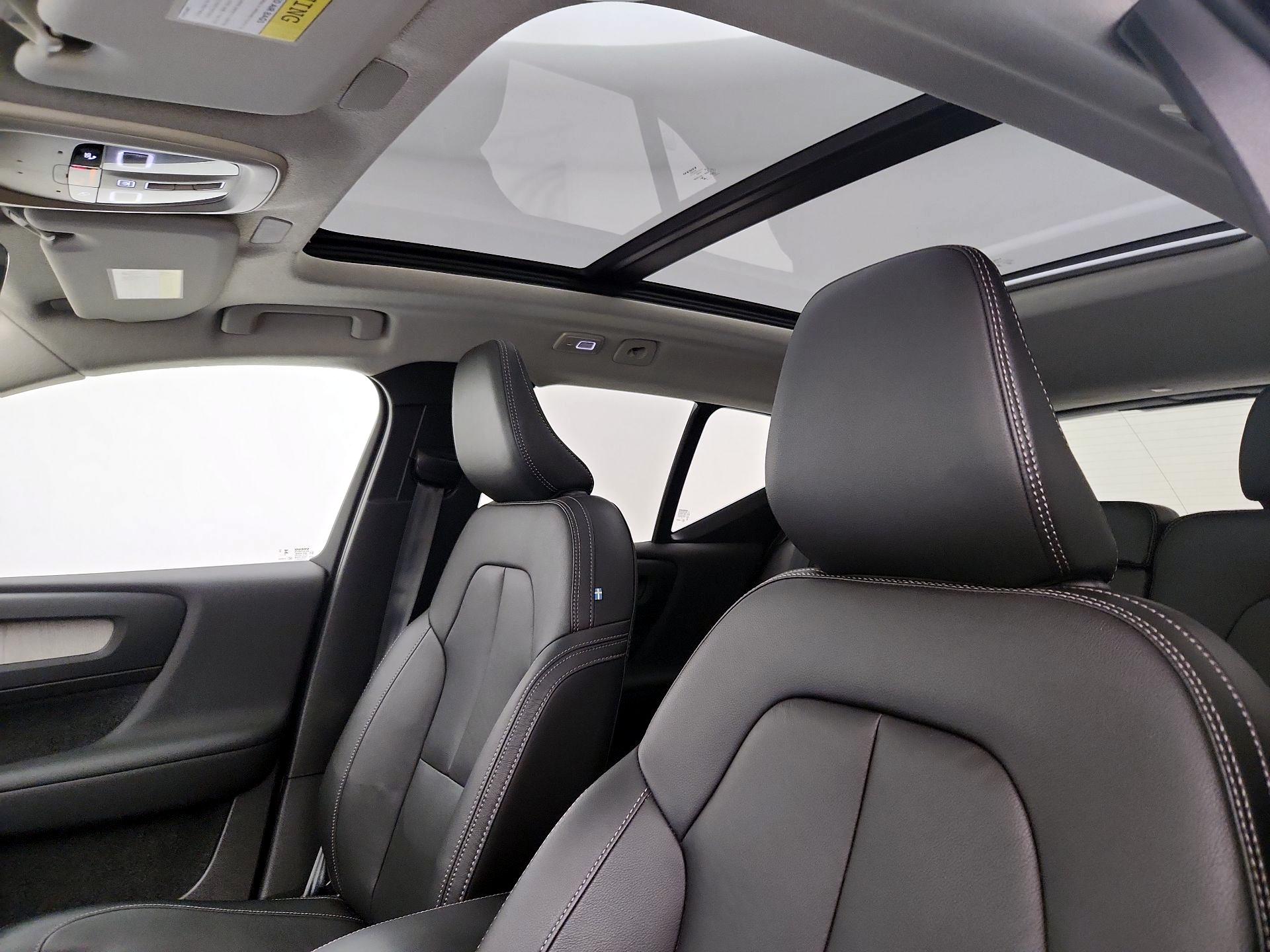 Thumbnail: 2025 Volvo XC40 - 20