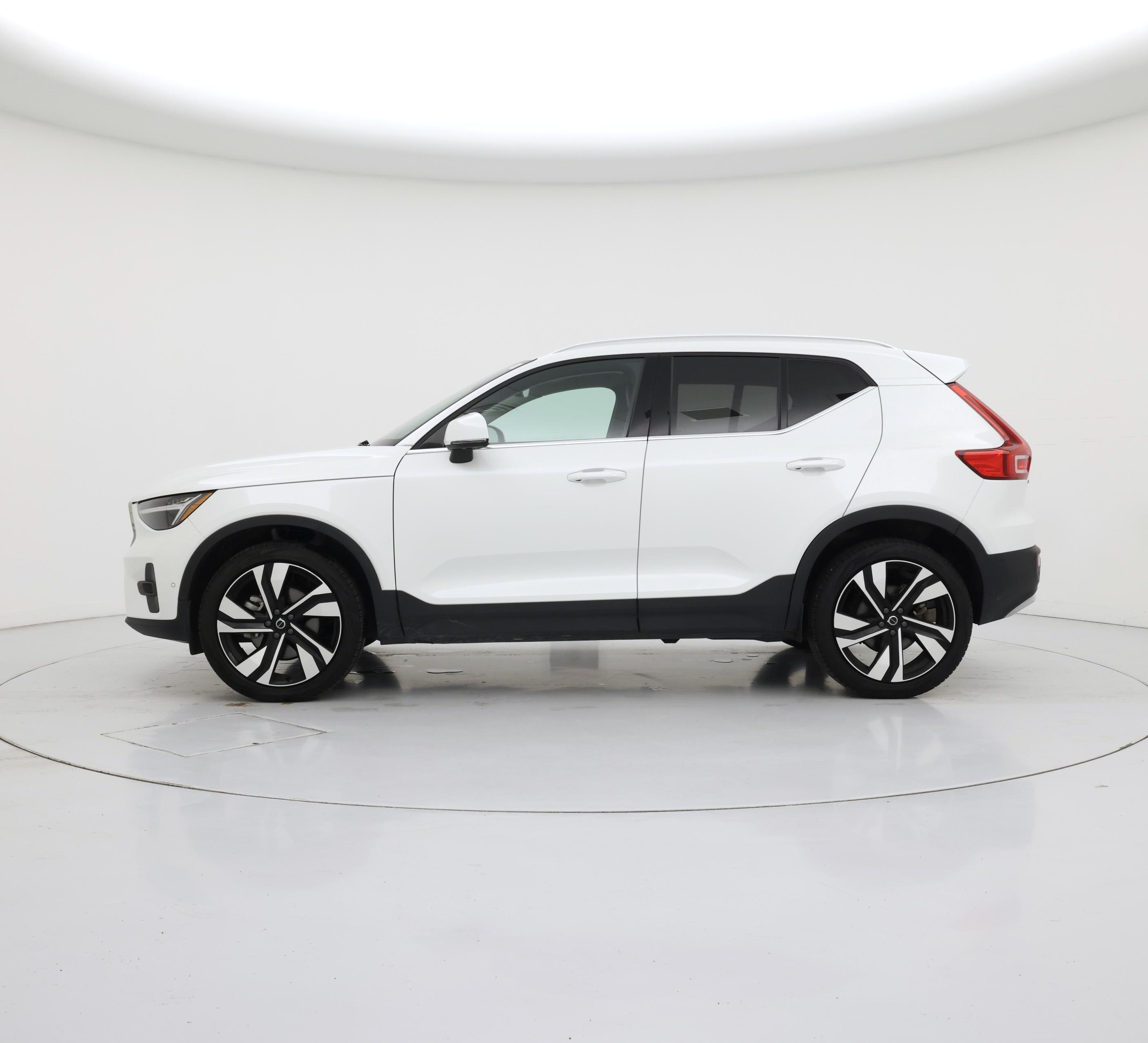 Thumbnail: 2025 Volvo XC40 - 3