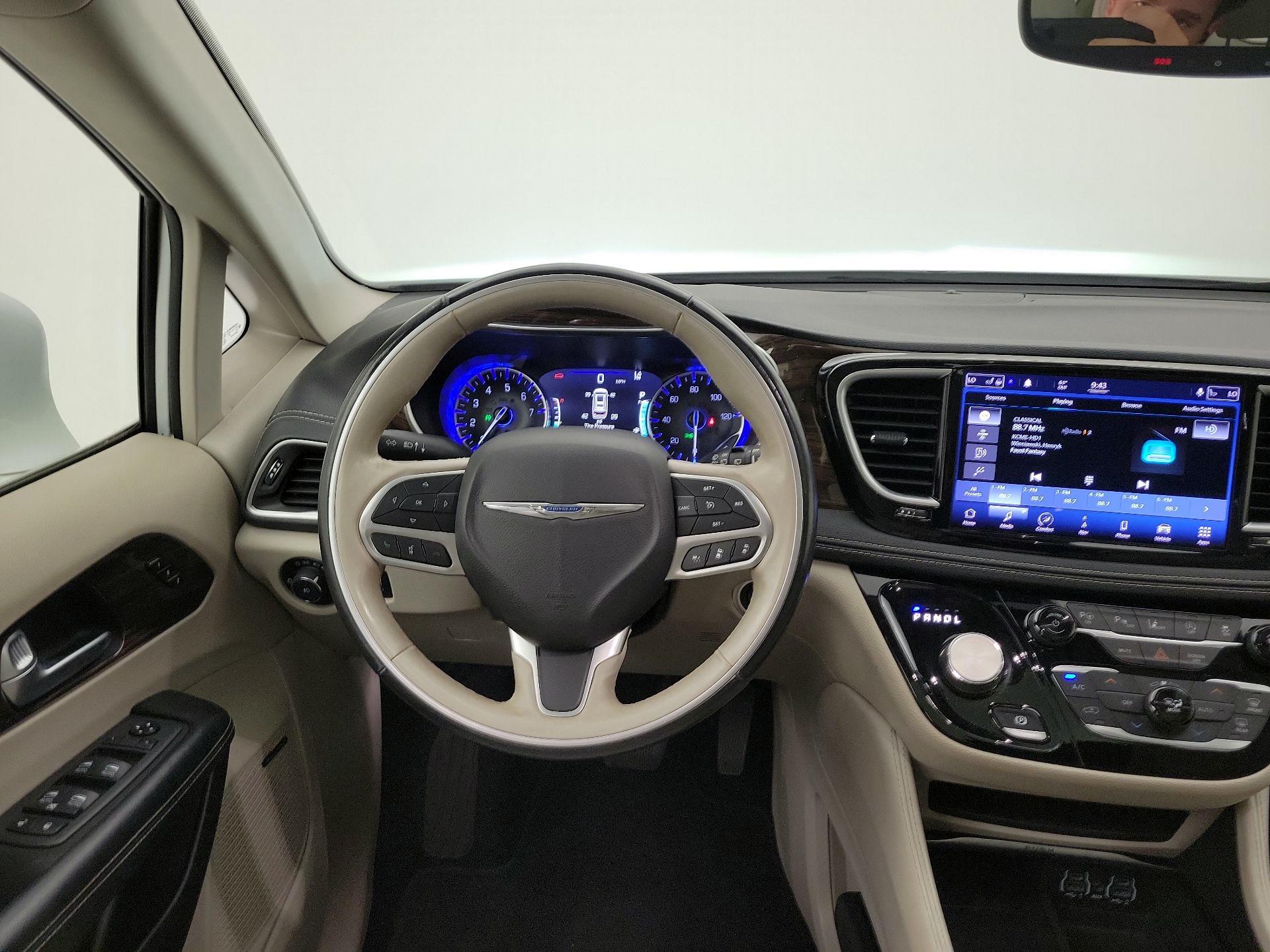 Thumbnail: 2021 Chrysler Pacifica - 10