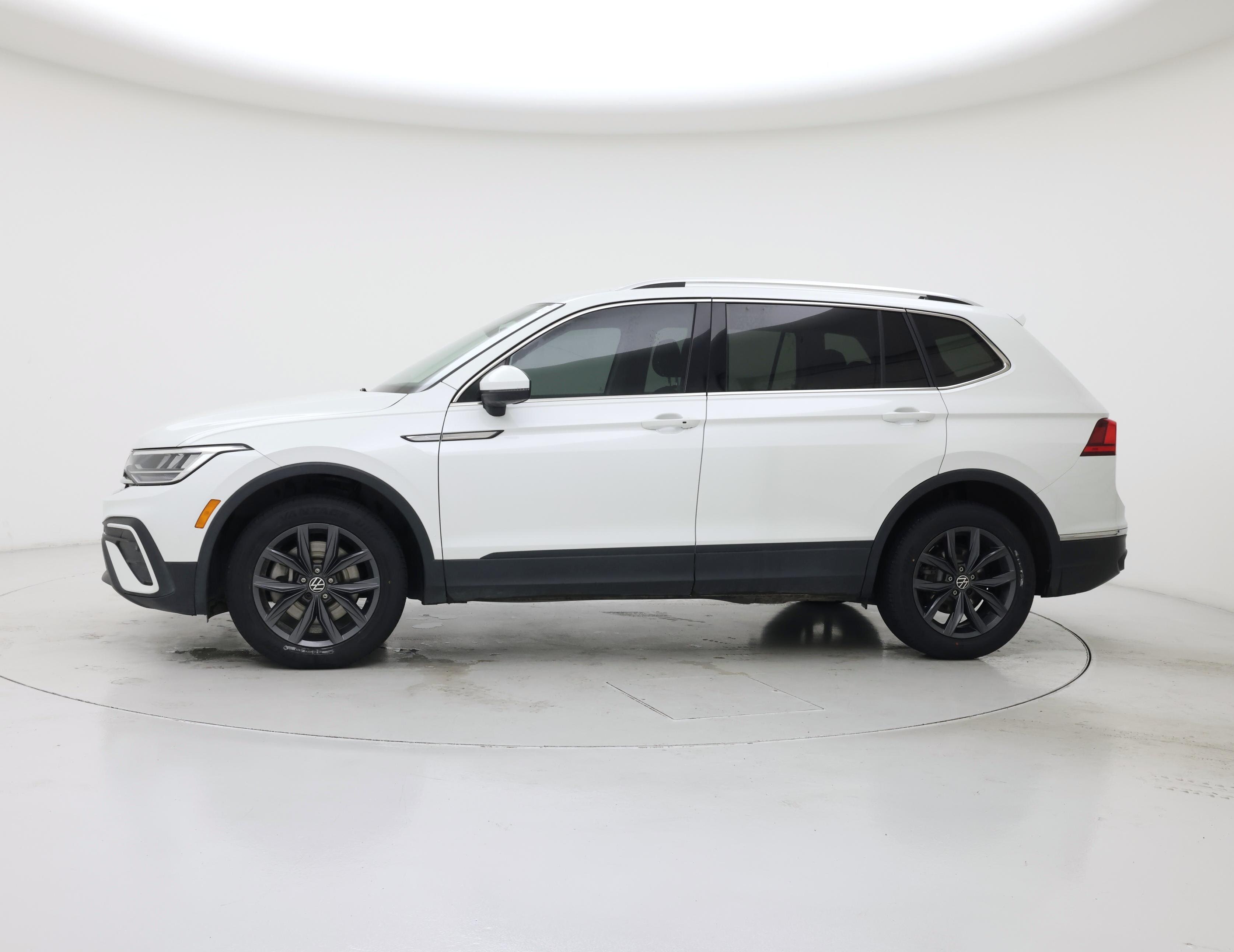 Thumbnail: 2023 Volkswagen Tiguan - 3