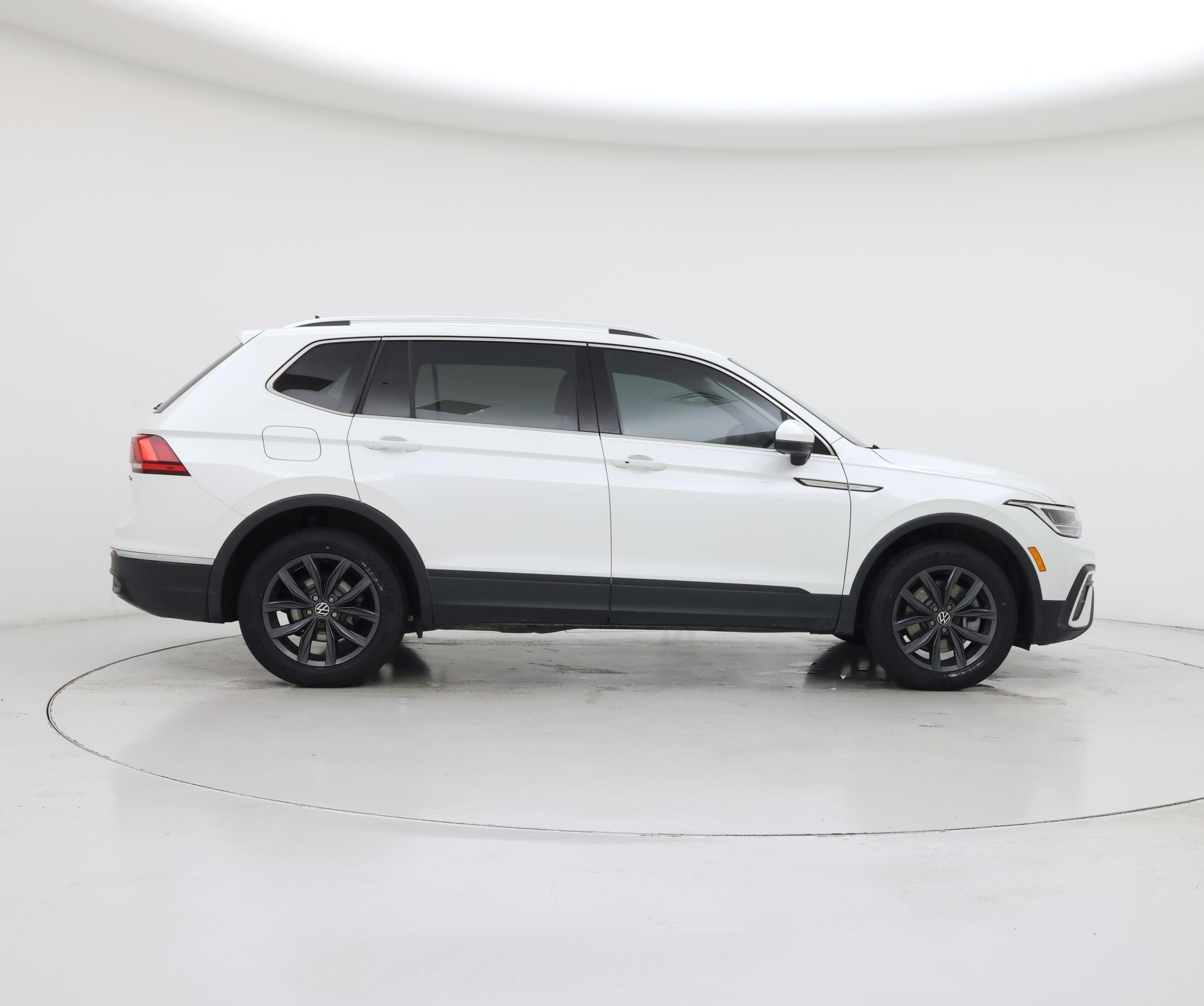 Thumbnail: 2023 Volkswagen Tiguan - 7