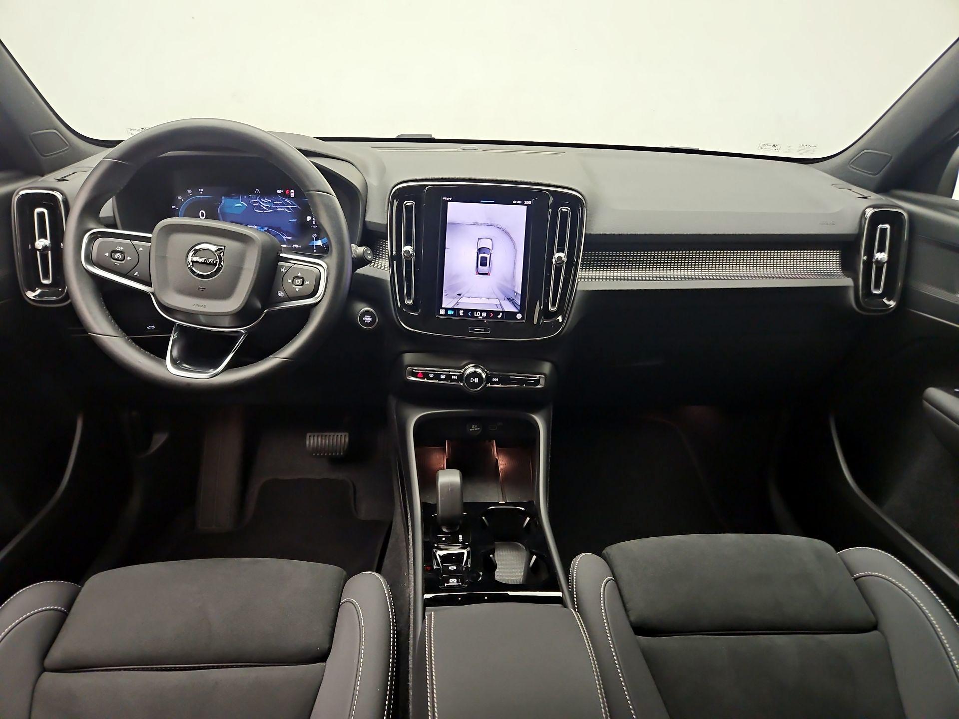 Thumbnail: 2025 Volvo XC40 - 9