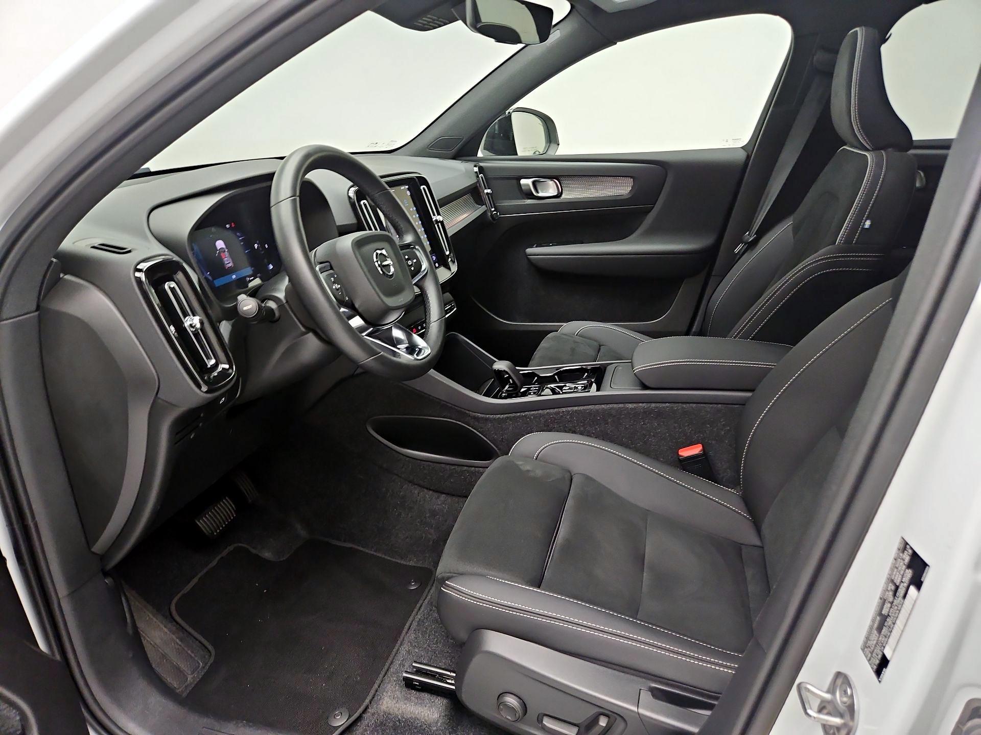 Thumbnail: 2025 Volvo XC40 - 11