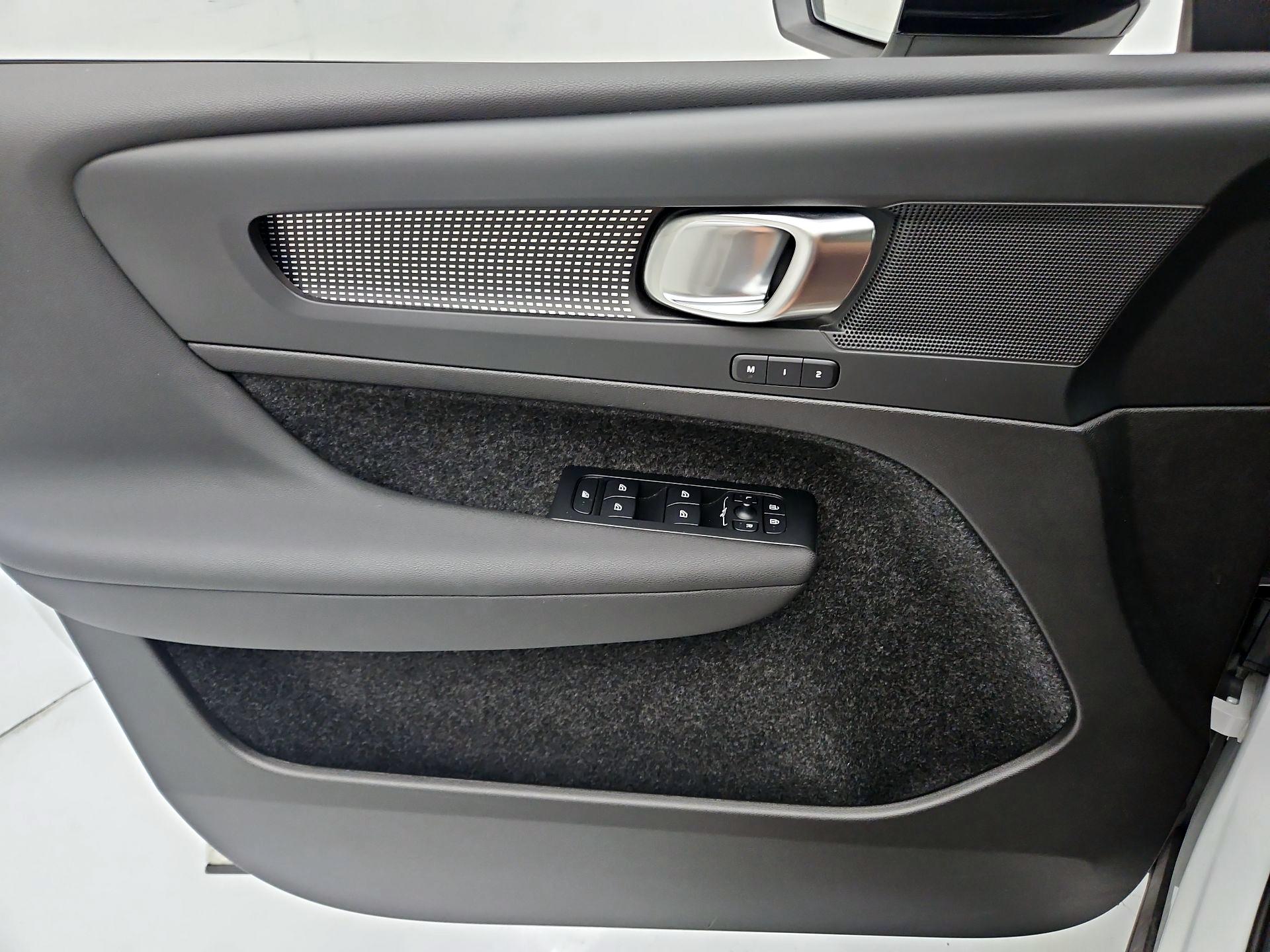 Thumbnail: 2025 Volvo XC40 - 12