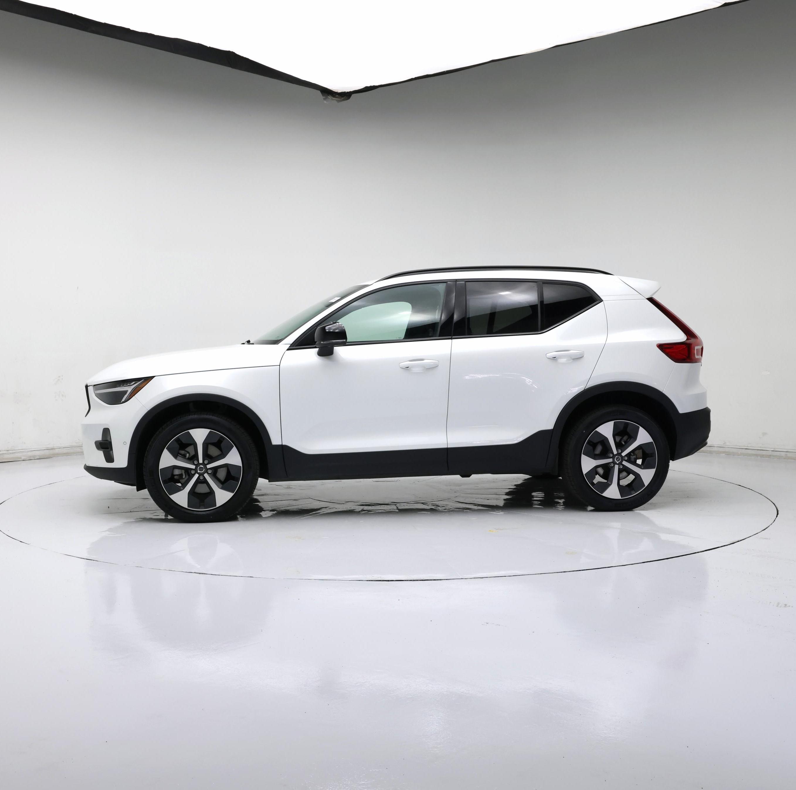 Thumbnail: 2025 Volvo XC40 - 3