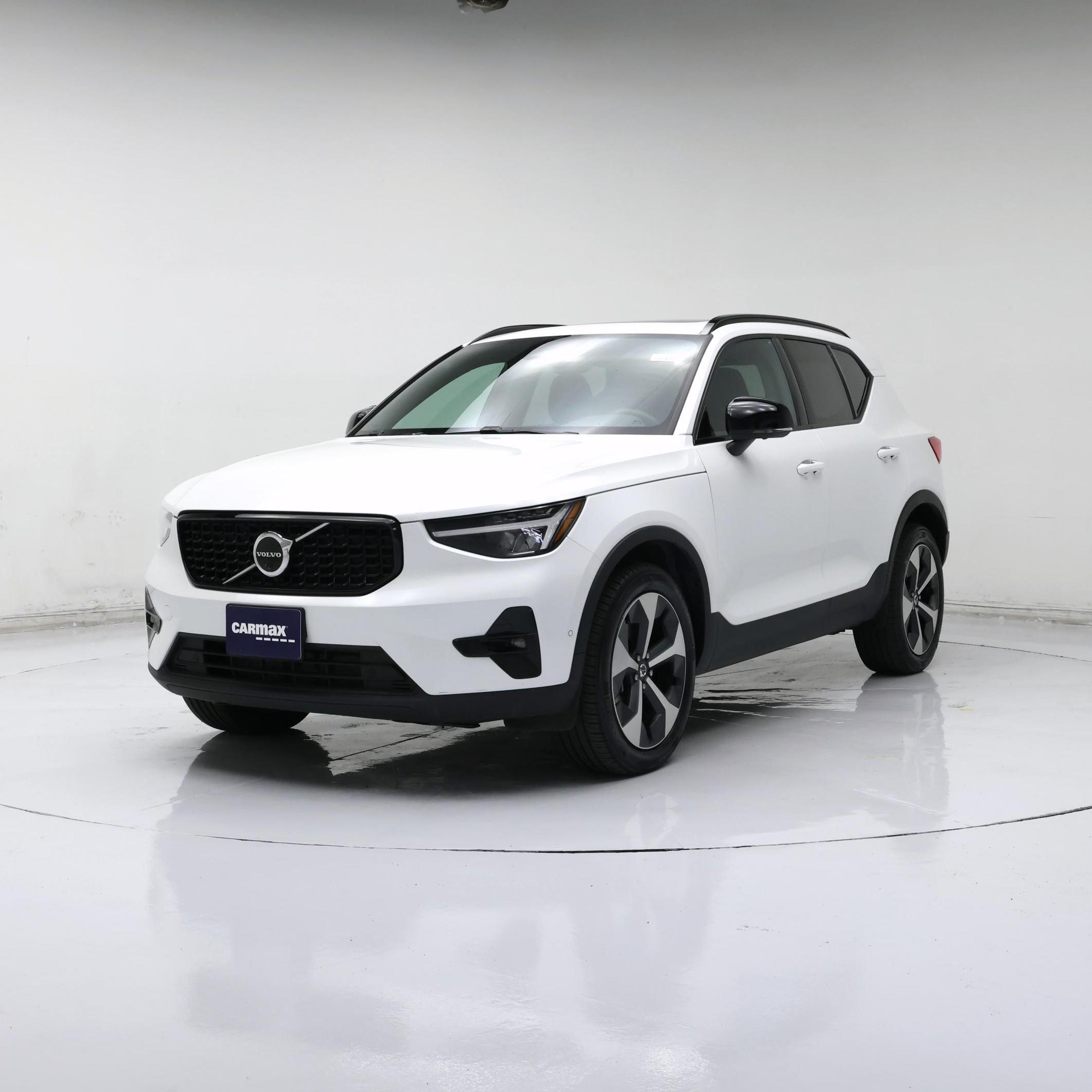 Thumbnail: 2025 Volvo XC40 - 4