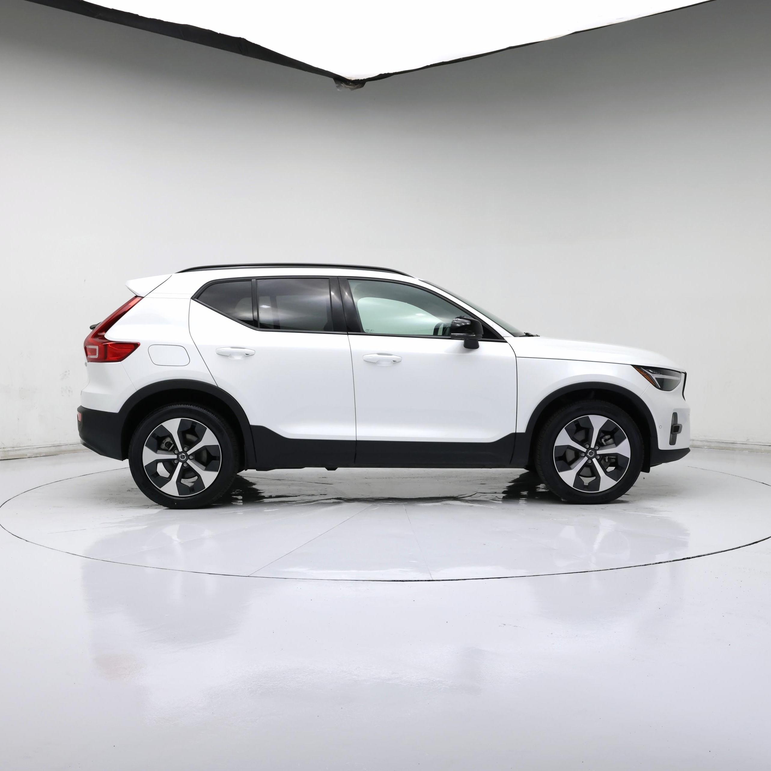 Thumbnail: 2025 Volvo XC40 - 7