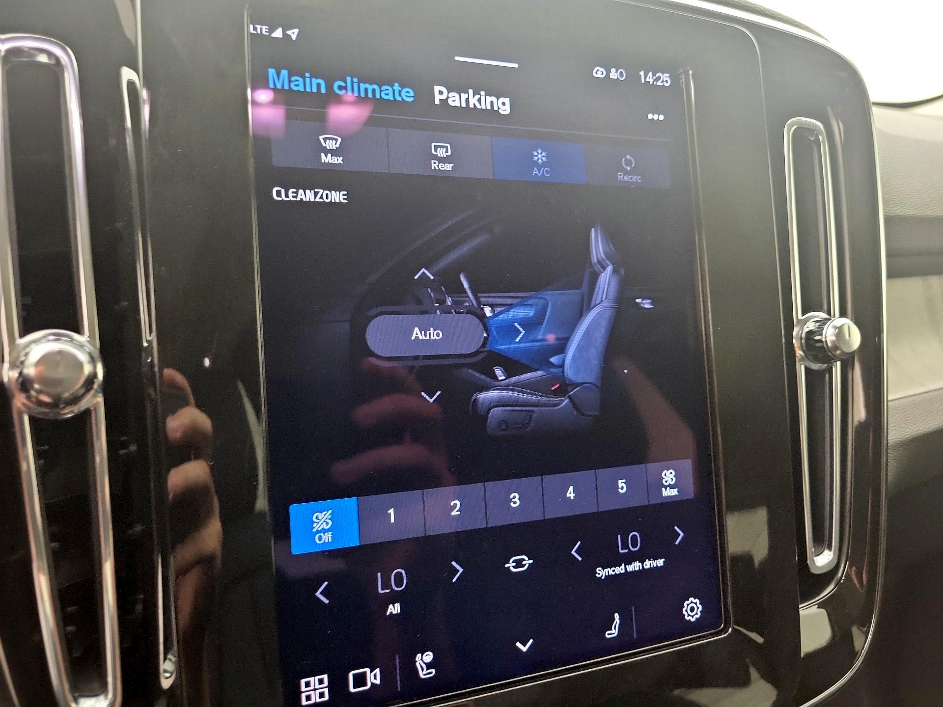 Thumbnail: 2025 Volvo XC40 - 16